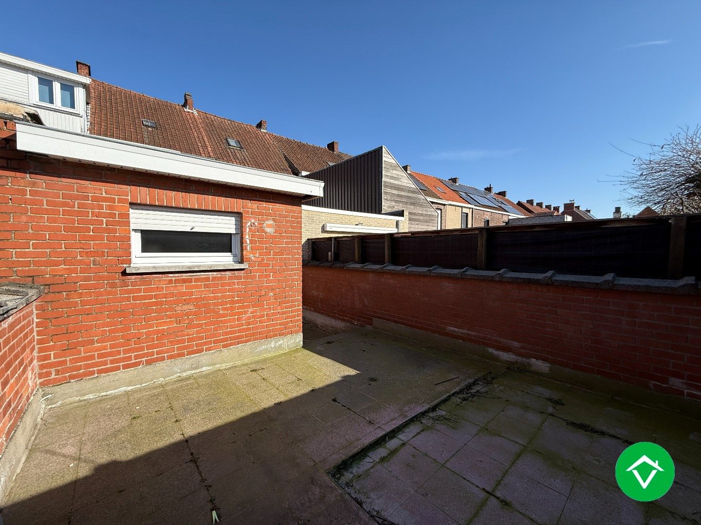 Instapklare rijwoning met 2 slaapkamers, zolder en koer in centrum Roeselare foto 13