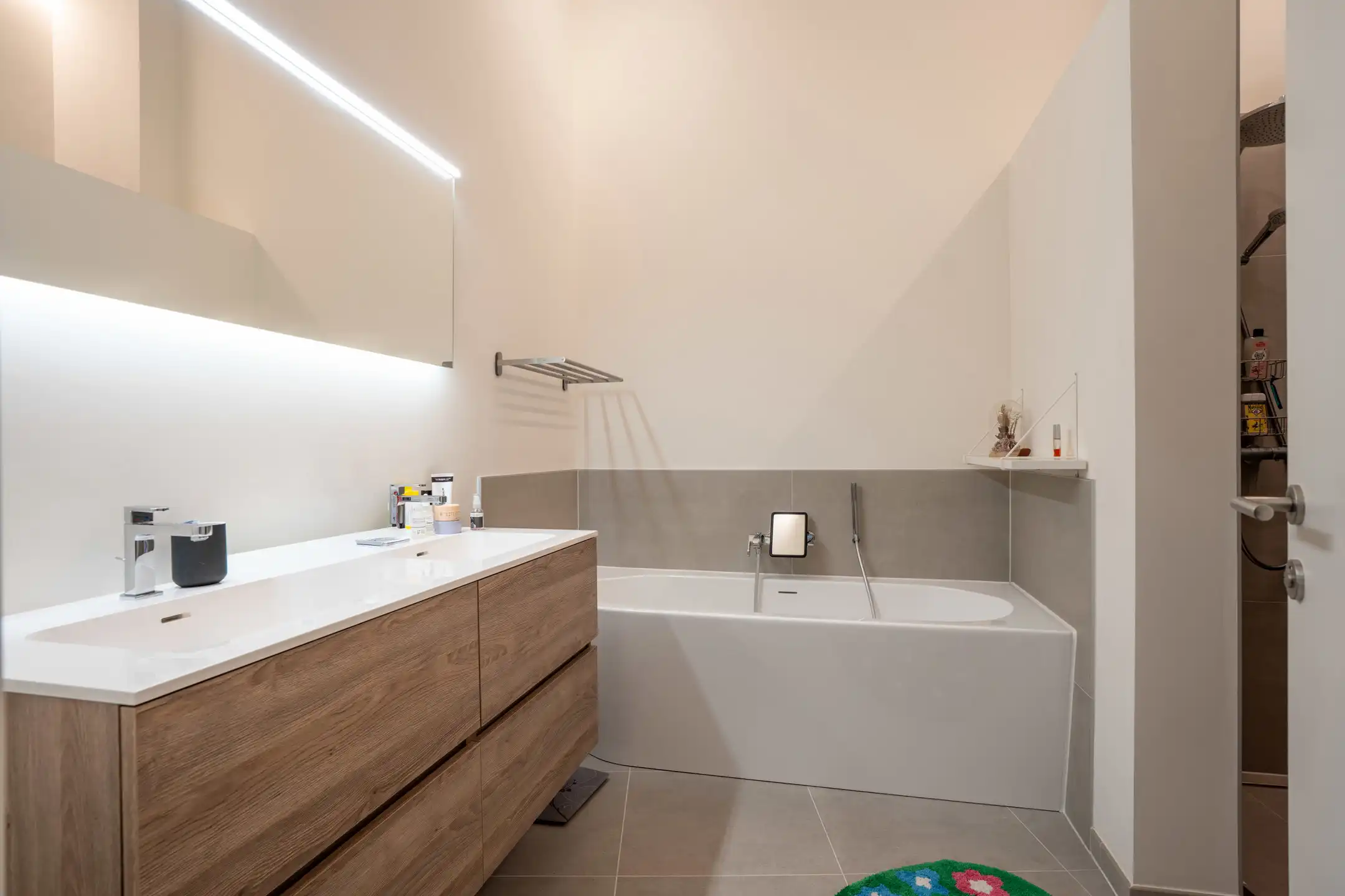 Knap en licht gelijkvl. appartement met terras en tuin foto 23