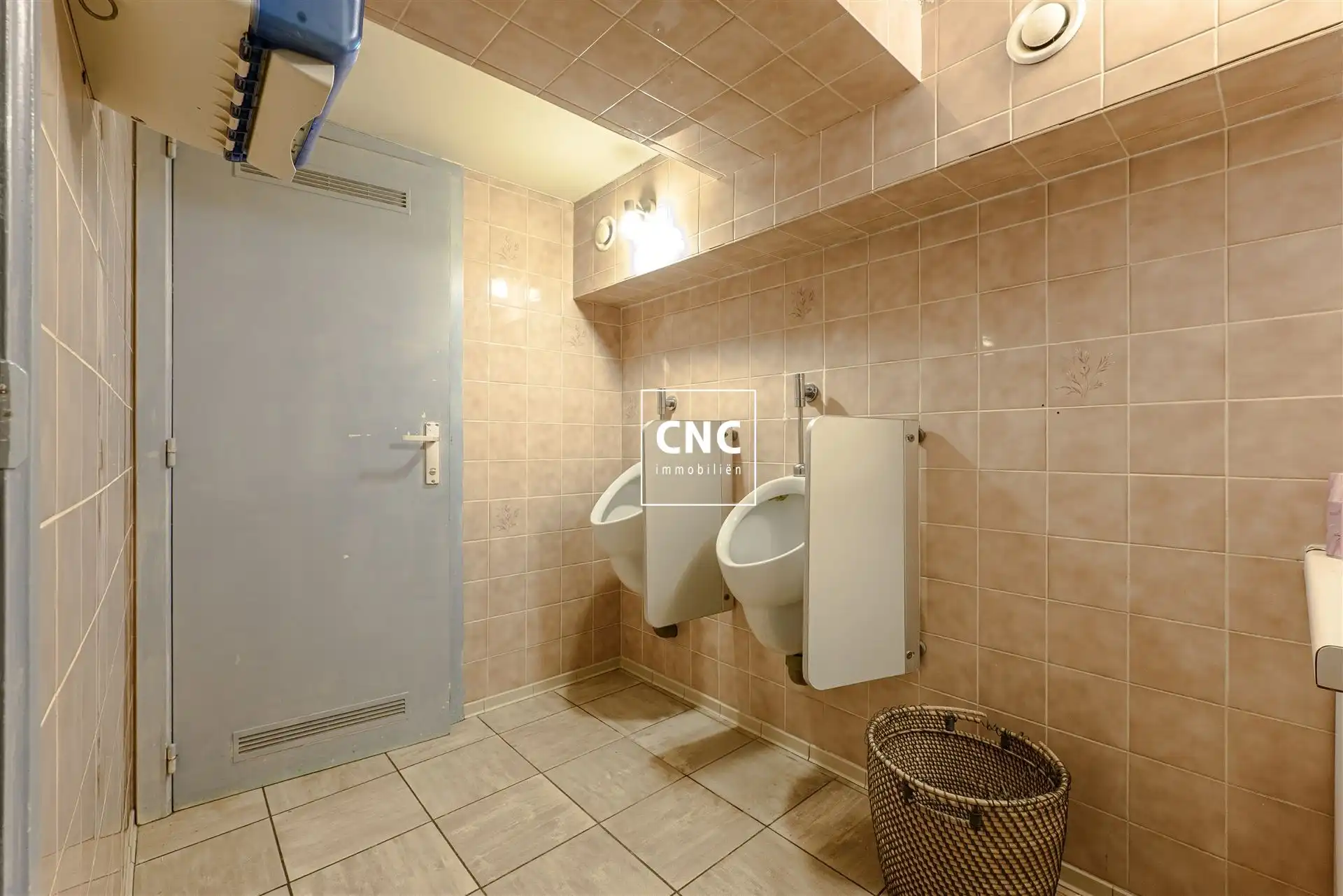 Zeer ruim en instapklaar handelspand aan Zeedijk-Heist foto 24