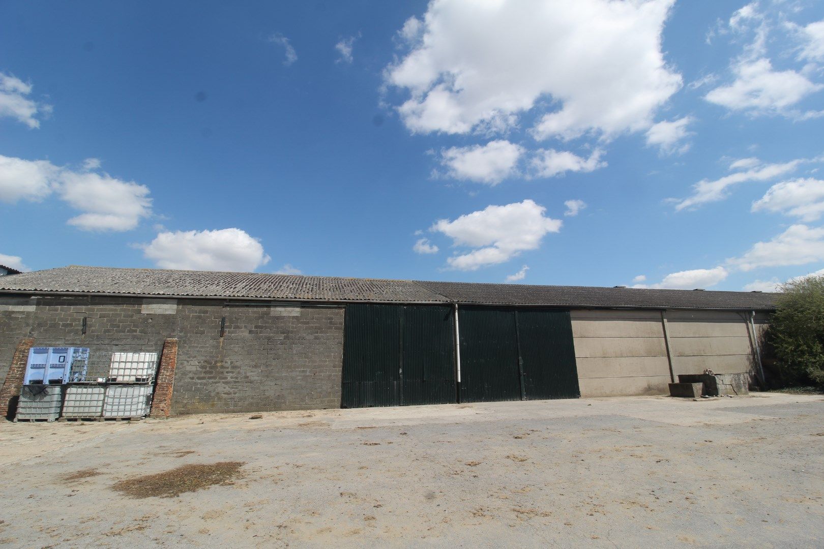 LOODS VAN +- 1200M² VLAKBIJ IEPER EN DE A19 foto {{pictureIndex}}