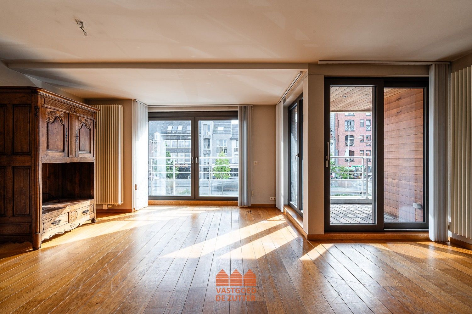 Lichtrijk appartement met twee terrassen en ondergrondse staanplaats te Eeklo foto 2