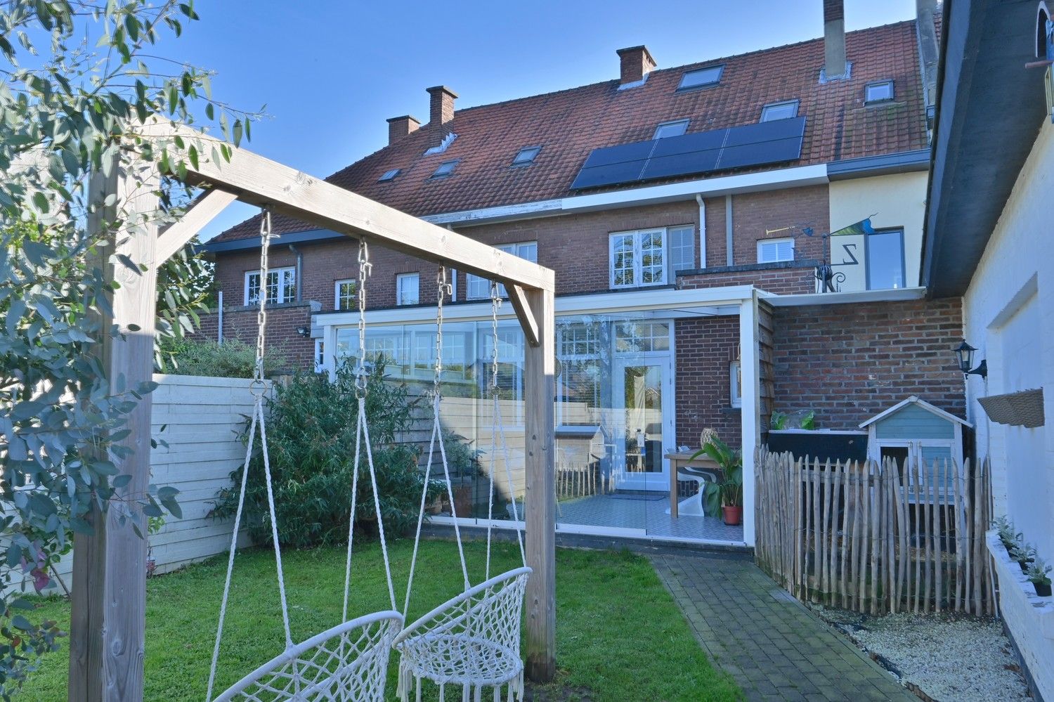 Charmante, instapklare woning met zonnepanelen, prachtig gelegen in het historische Oud-Rekem foto 31