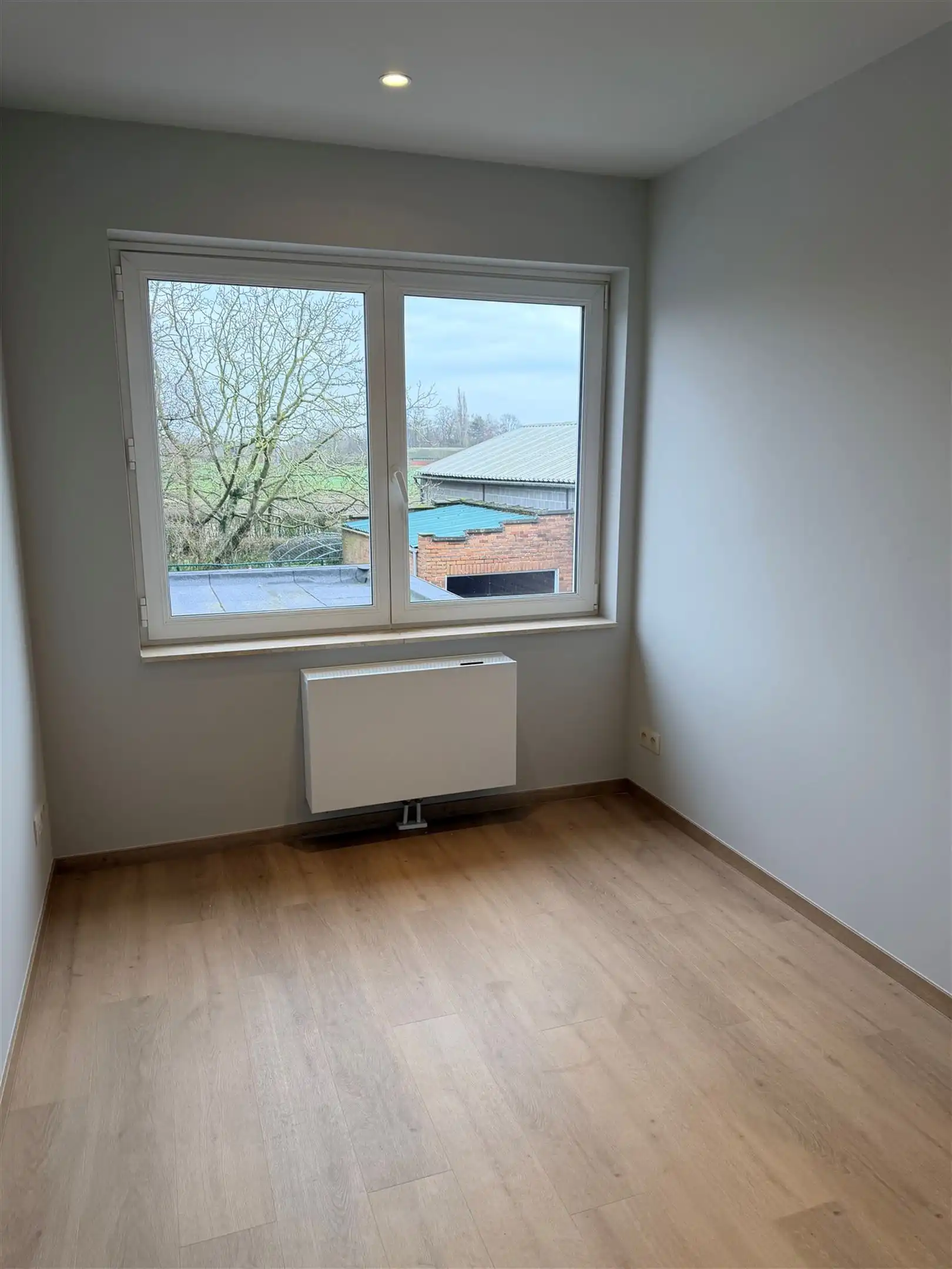 Woning in nieuwstaat, 3 slaapkamers, met tuin en garage foto 12