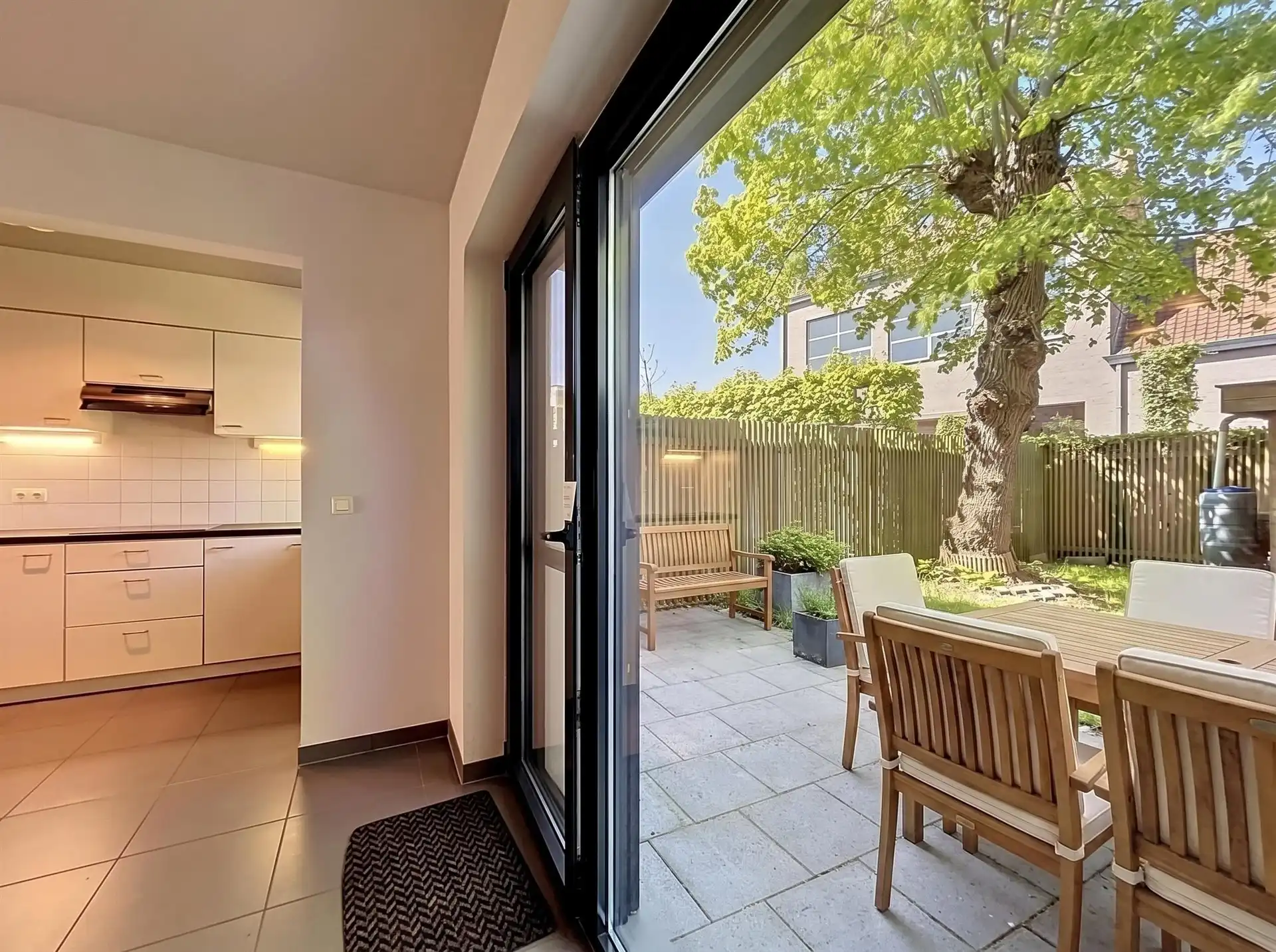 recente energiezuinige gezinswoning met 3 slaapkamers, gezellige tuin en carport . foto 4