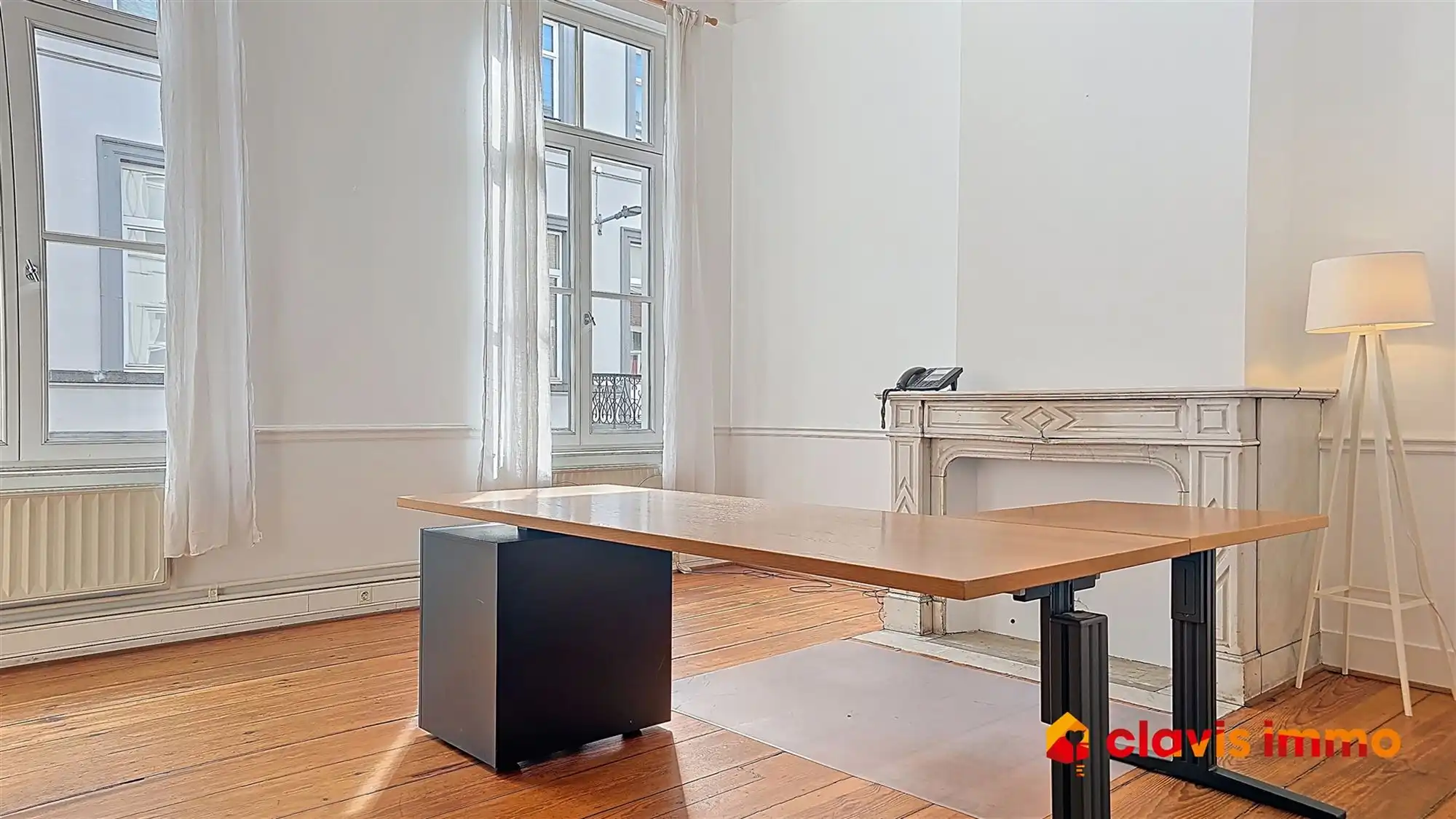 Aangenaam kantoor gelegen op de eerste verdieping van een prachtig herenhuis foto {{pictureIndex}}