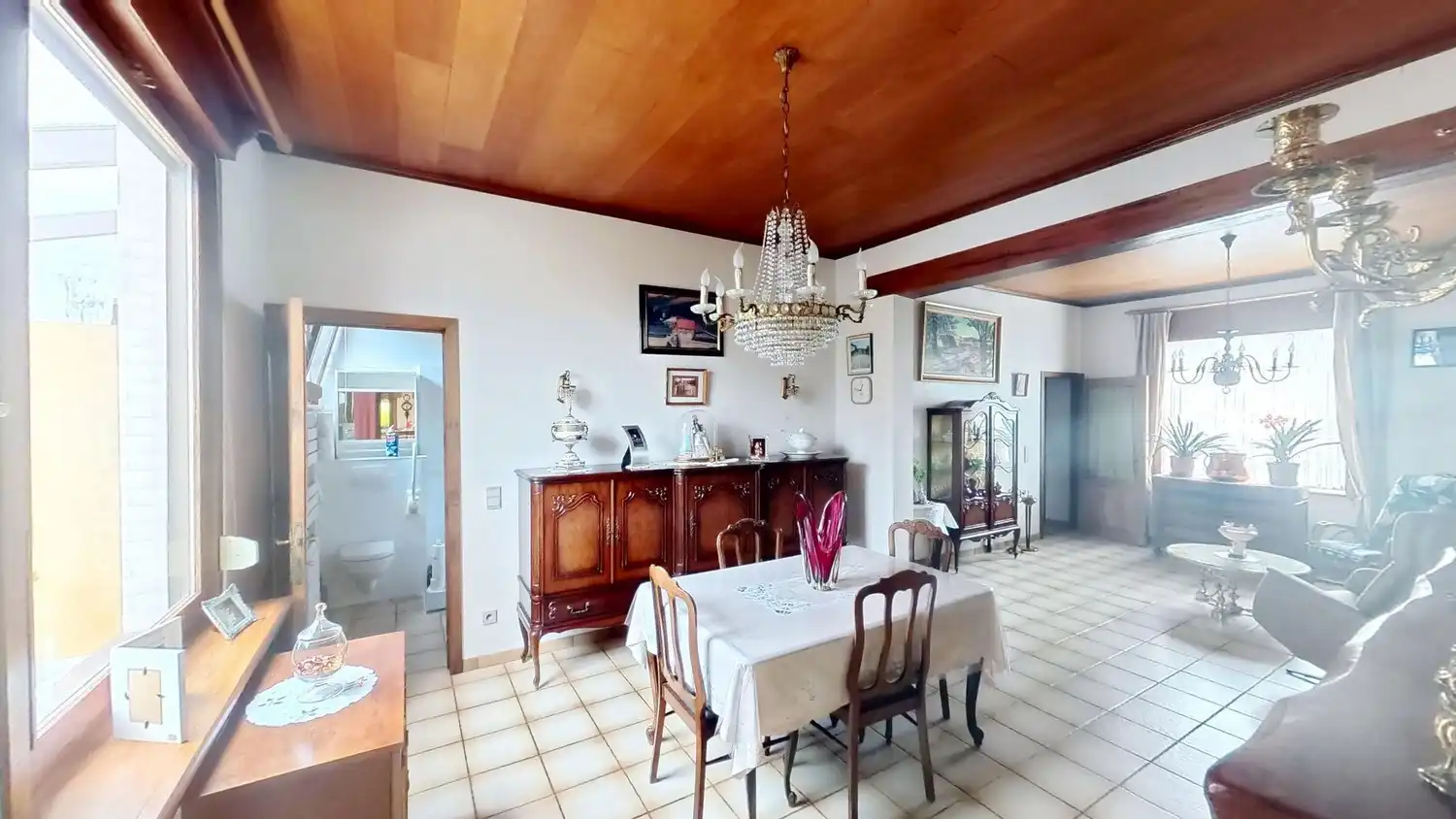 Veelzijdige woning met ruime opslagmogelijkheden te koop! foto 3