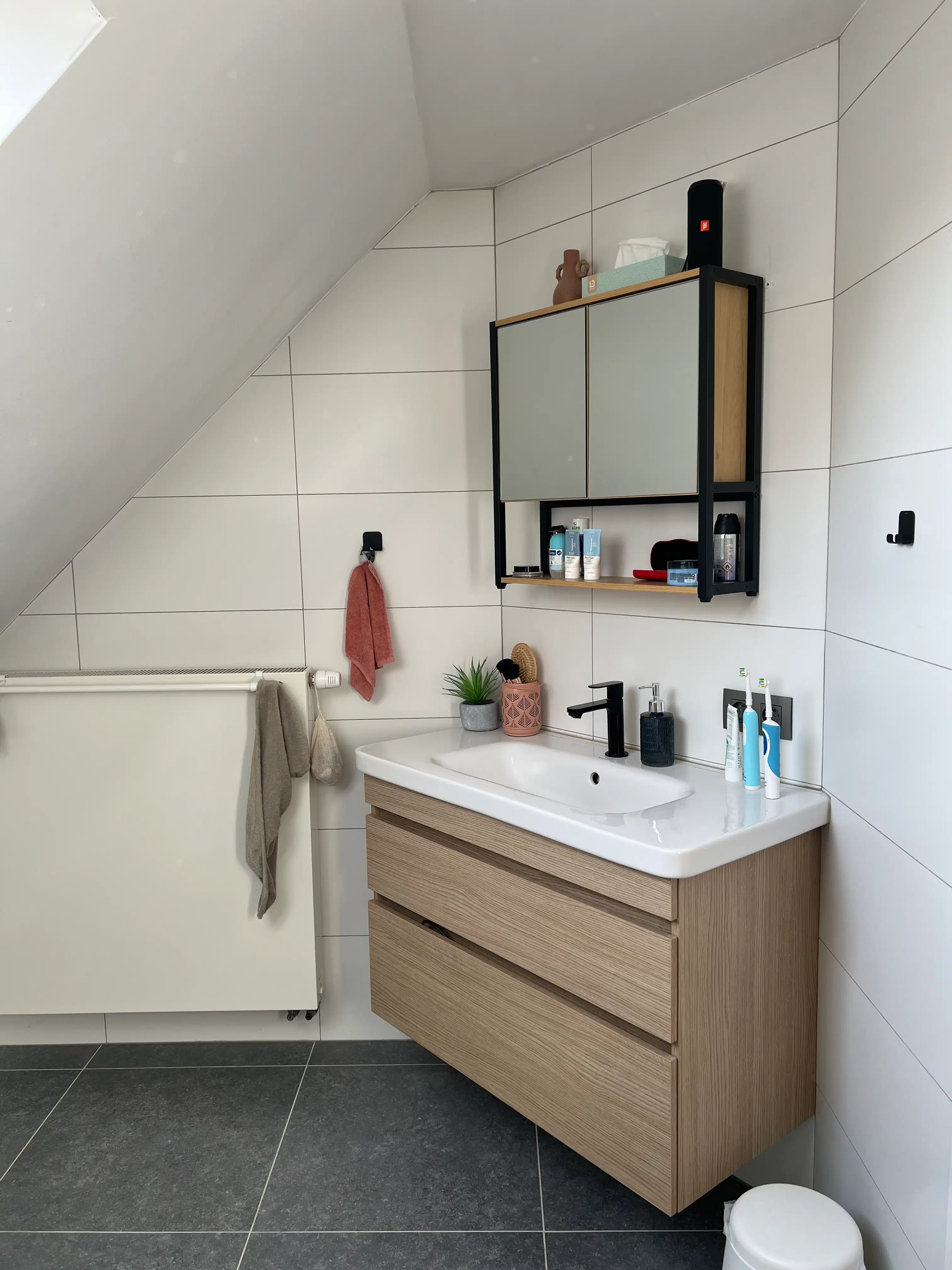 Instapklare, volledig gerenoveerde droomwoning met 3 slaapkamers, inpandige garage en prachtig aangelegde tuin foto 11