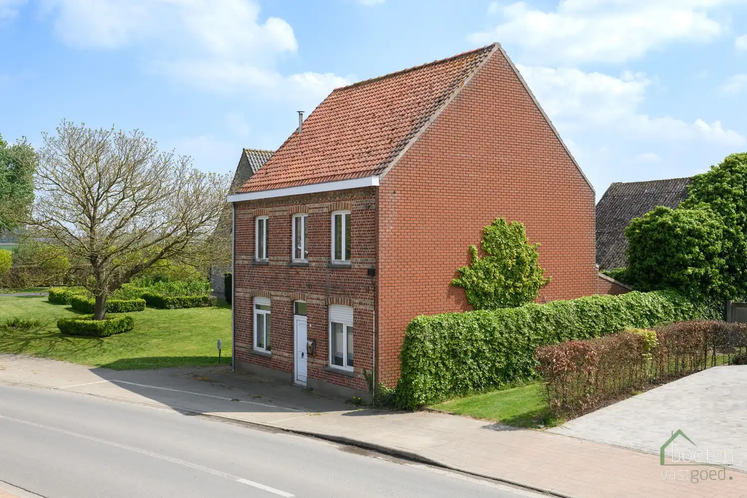 Hoofdfoto van de publicatie: BEVEREN AAN DE IJZER: Renovatieproject en/of (deels) te slopen woonhuis met zuidgerichte tuin op 279m² grondopp.