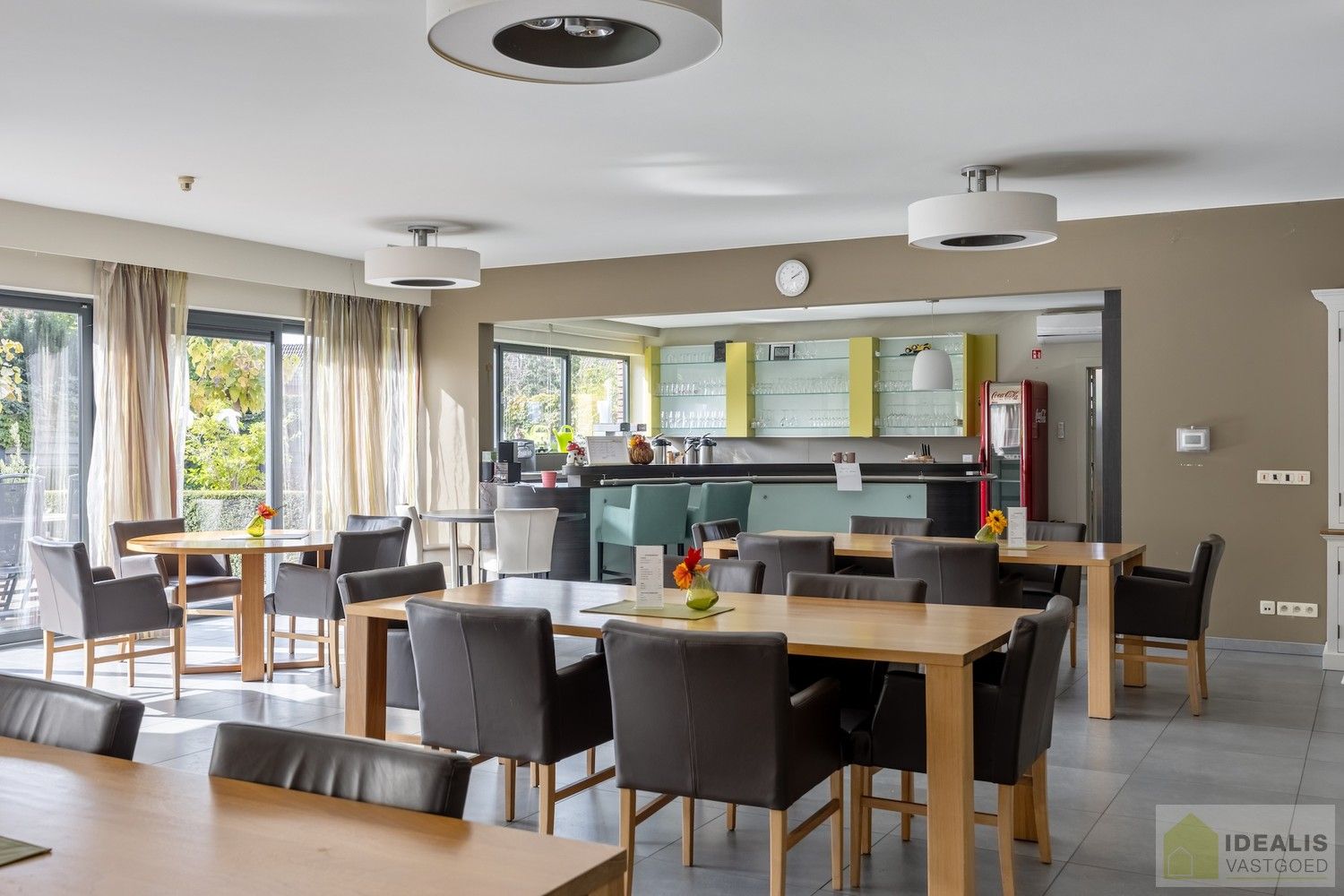 IDEALIS VASTGOED – HOOGWAARDIG AFGEWERKTE ASSISTENTIE-APPARTEMENT IN RESIDENTIE NUMA OP EEN TOPLOCATIE. Gelegen op de 2de verdieping met een bewoonbare oppervlakte van ca. 60m² biedt dit knappe assistentie-appartement een aangename leefruimte met aansluitend een zonnig overdekt terras, uitgeruste keuken en een ruime slaapkamer met veel lichtinval! Daarnaast kan er gebruik gemaakt worden van de talrijke gemeenschappelijke ruimtes en kan men aangenaam vertoeven in de prachtige gemeenschappelijke tuin, een oase van rust! foto 22