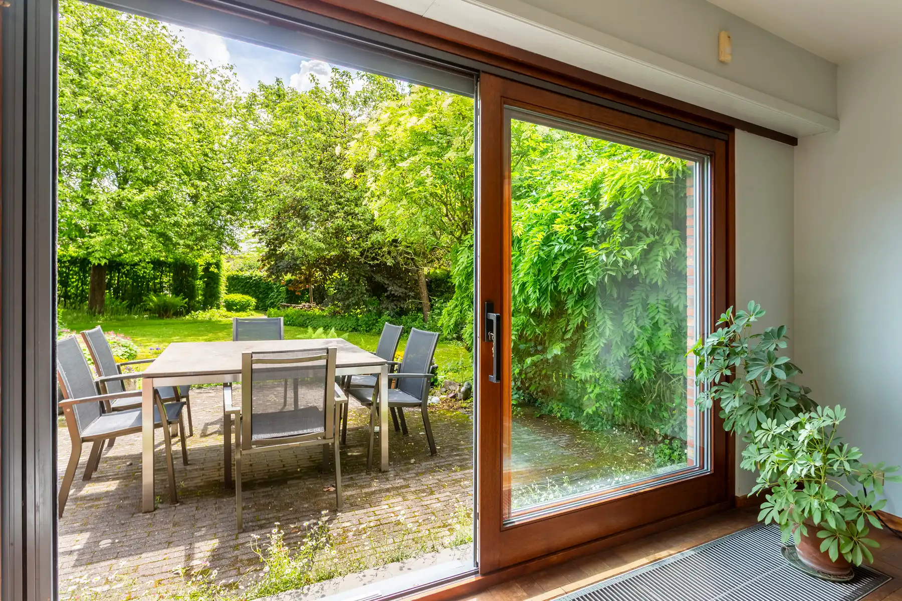 Ruime gezinswoning met zonnige tuin op toplocatie! foto 3