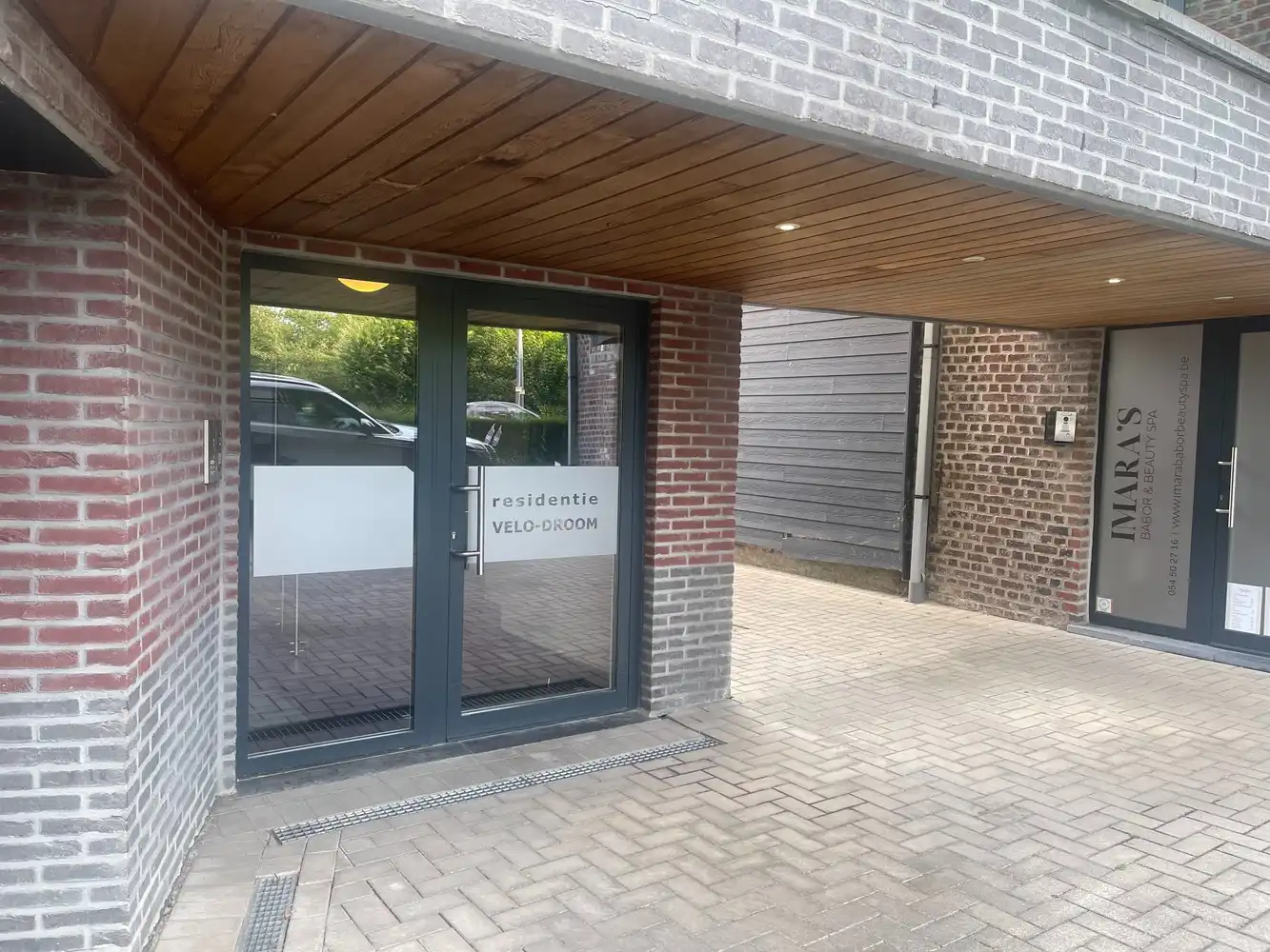 Lichtrijk appartement met balkon in gebouw met lift foto 20