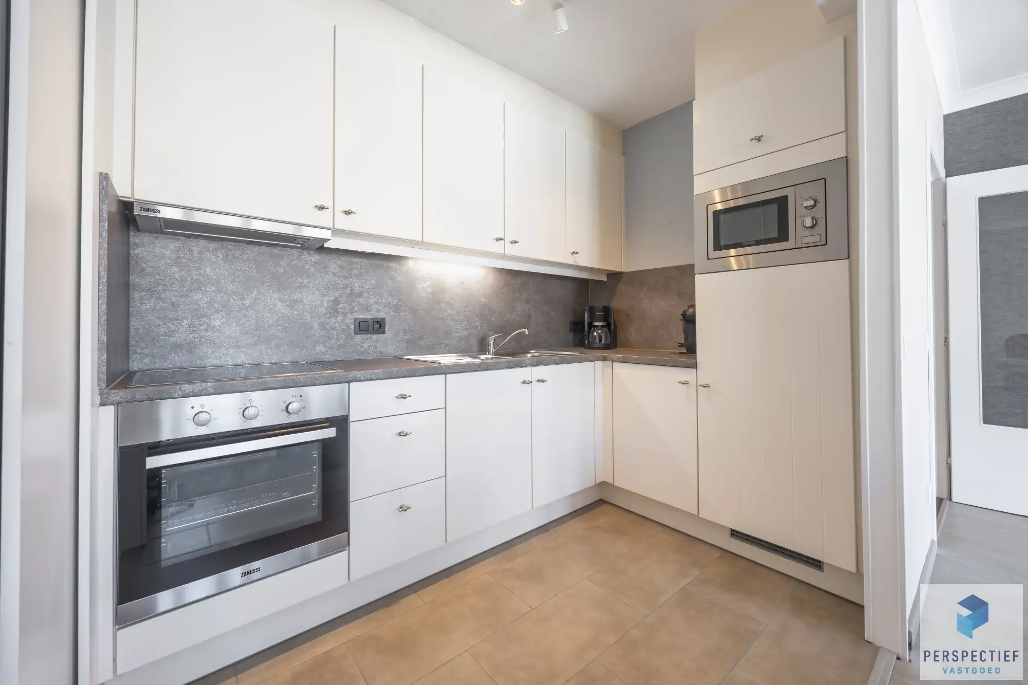 Goed gelegen ruim vernieuwd 2 slaapkamer appartement met terras en grote berging. foto 15