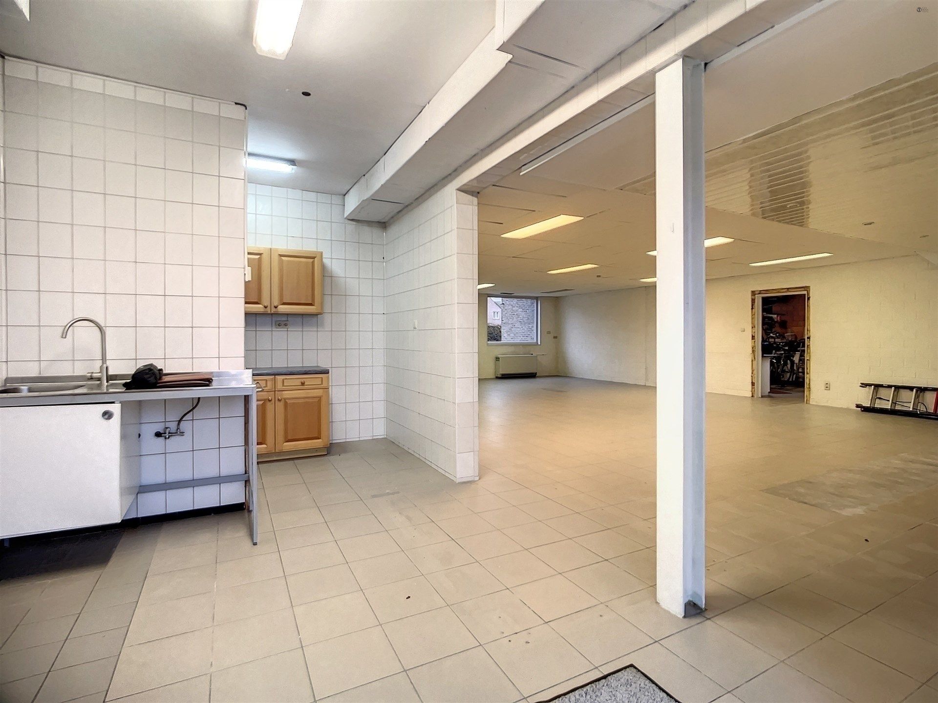 Handelspand met woongedeelte en garage op perceel van 886 m². foto 16