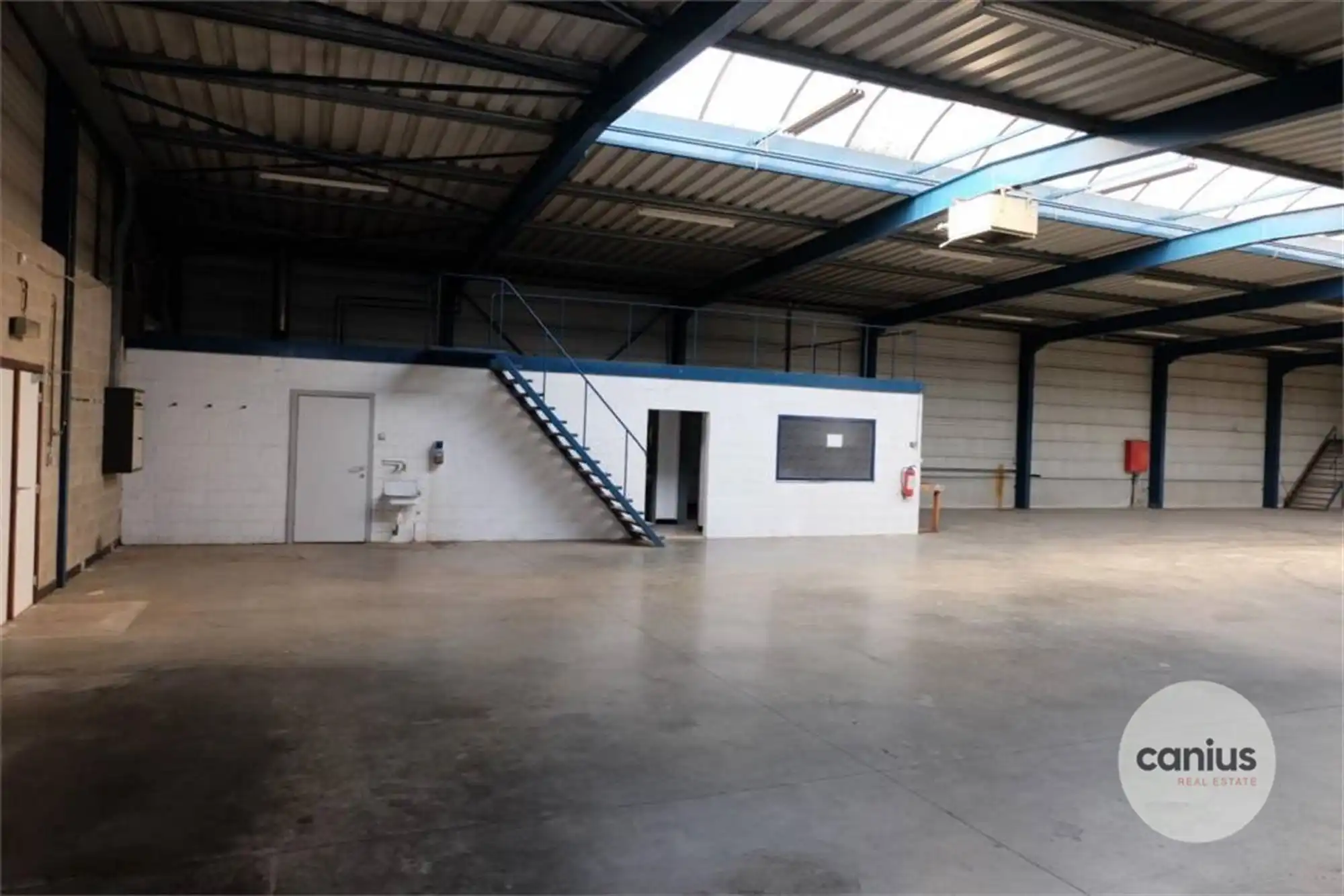 COMMERCIEEL GEBOUW MET MAGAZIJN EN WONING OP EEN ZICHTBARE LOCATIE  foto 20
