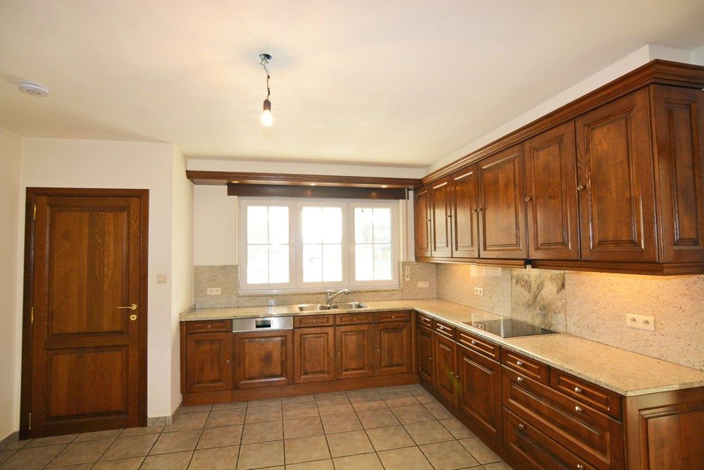 Vrijstaande woning met 4 slpks. en 2 bdks. op een perceel van 12a38ca. foto 15