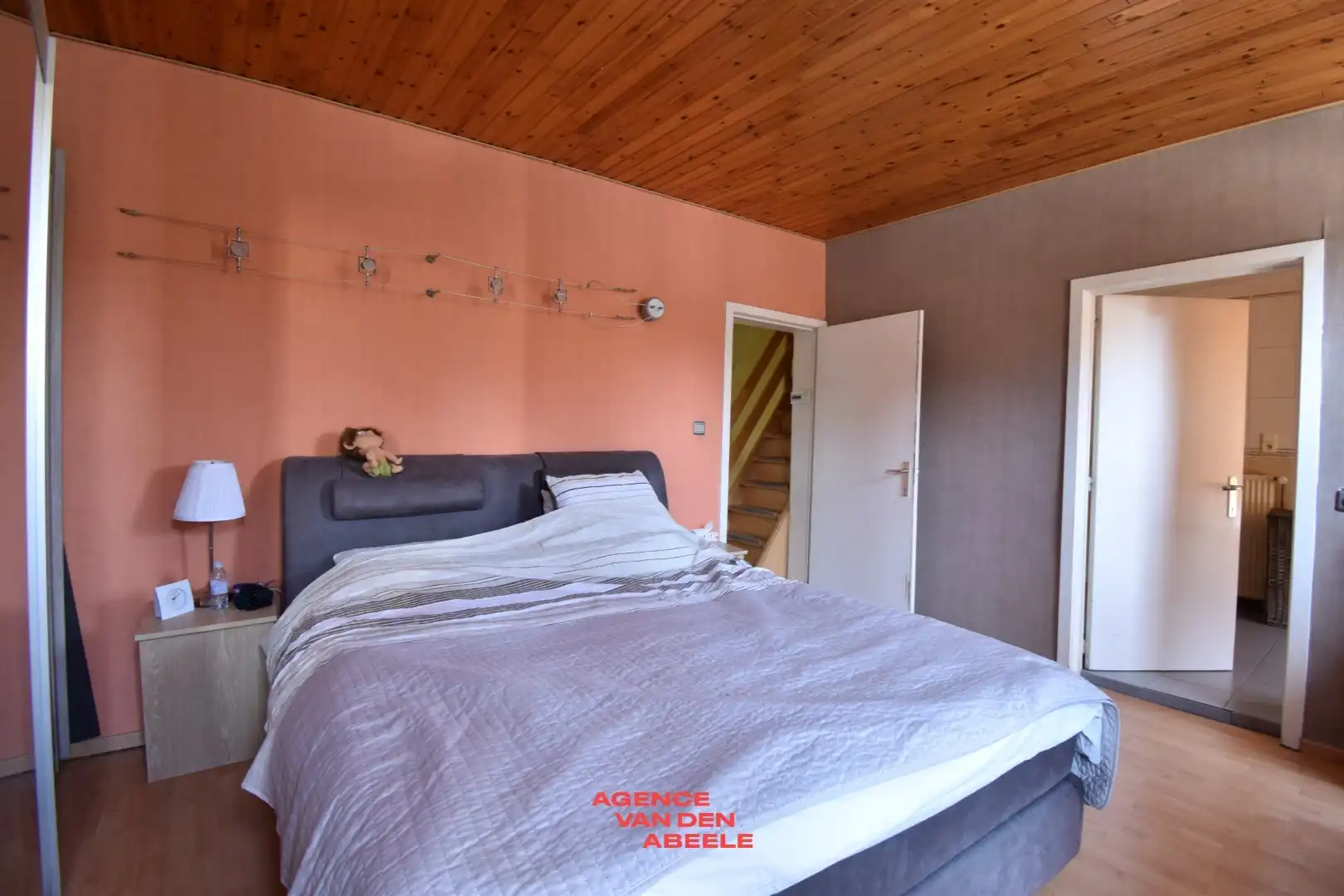 Handelspand bestaande uit eethuis met café en privé woonst foto 22