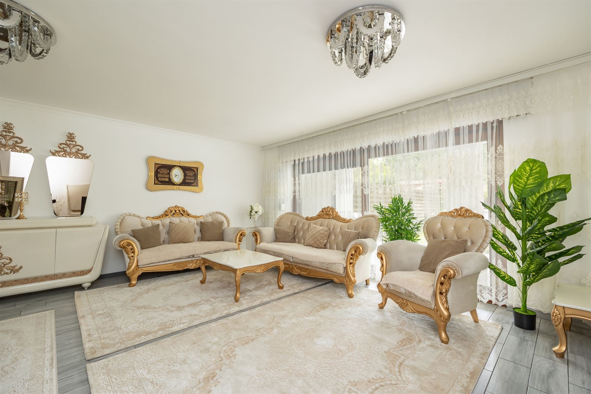 Instapklare woning met 6 slaapkamers en ruim aangelegde tuin foto {{pictureIndex}}