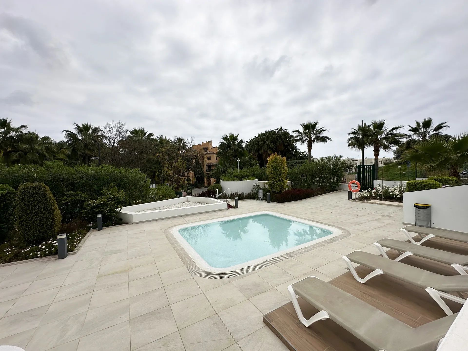 Exclusief wonen in elegantie: luxe appartement in Estepona met ruim terras en jacuzzi foto 26