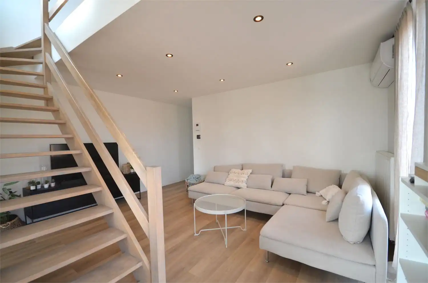 ENKEL AANMELDEN PER MAIL!! PRACHTIG EN RUIM DUPLEXAPPARTEMENT MET HEERLIJK TERRAS IN HET CENTRUM VAN HAMONT! foto 6