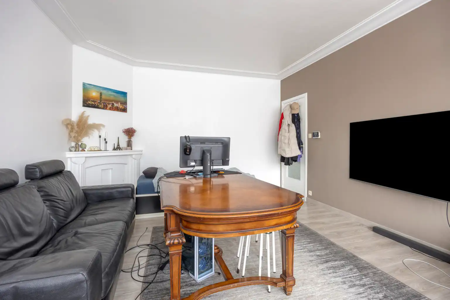 Instapklaar 2-slaapkamerappartement met garage foto 4