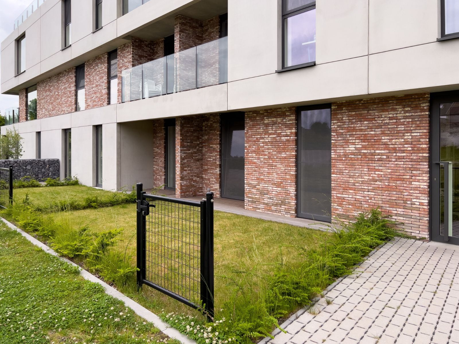 Luxe 2 slaapkamerappartement met 2 terrassen en privatieve tuin foto 30