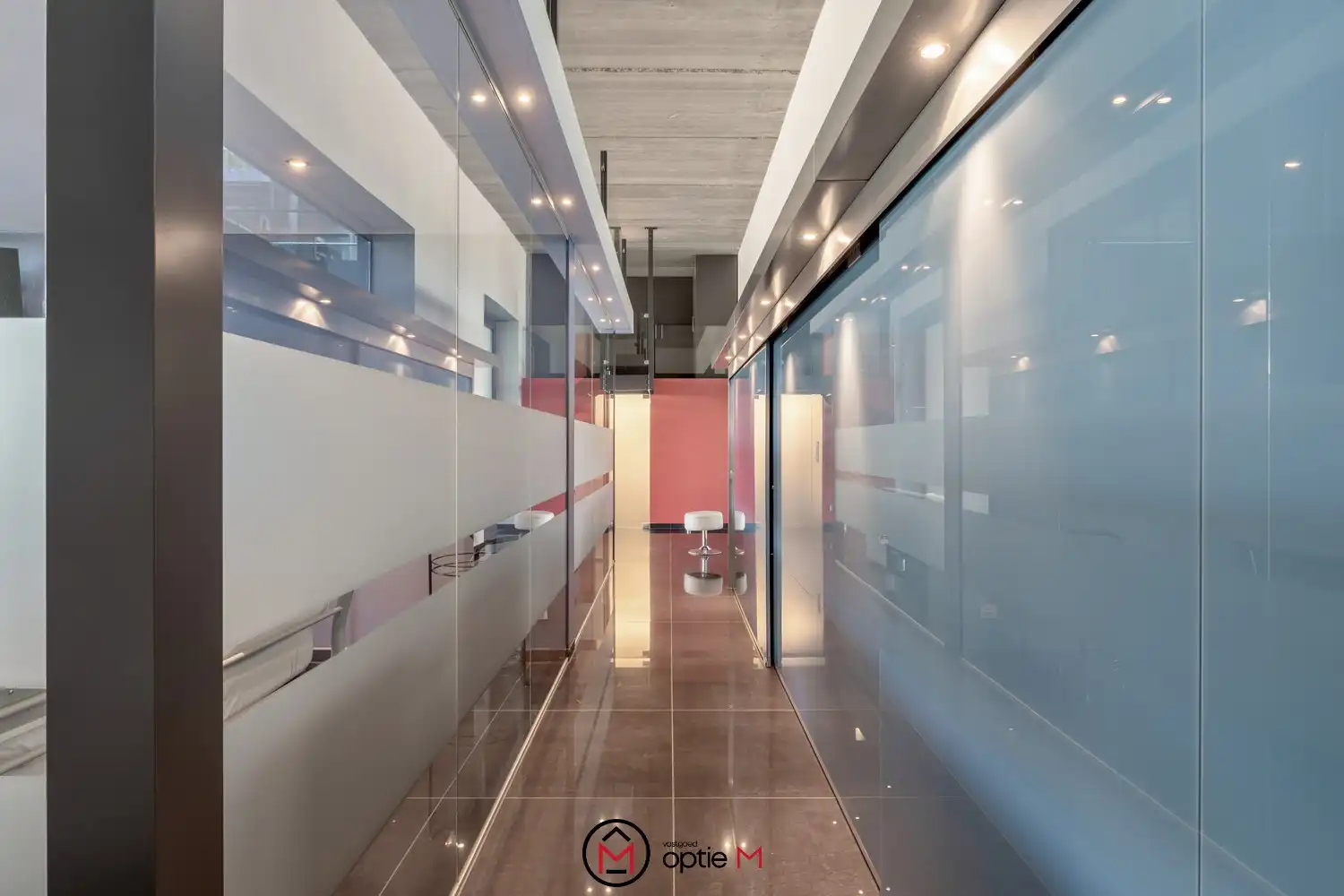 Unieke loft met 2 slaapkamers, terras en parking foto 21