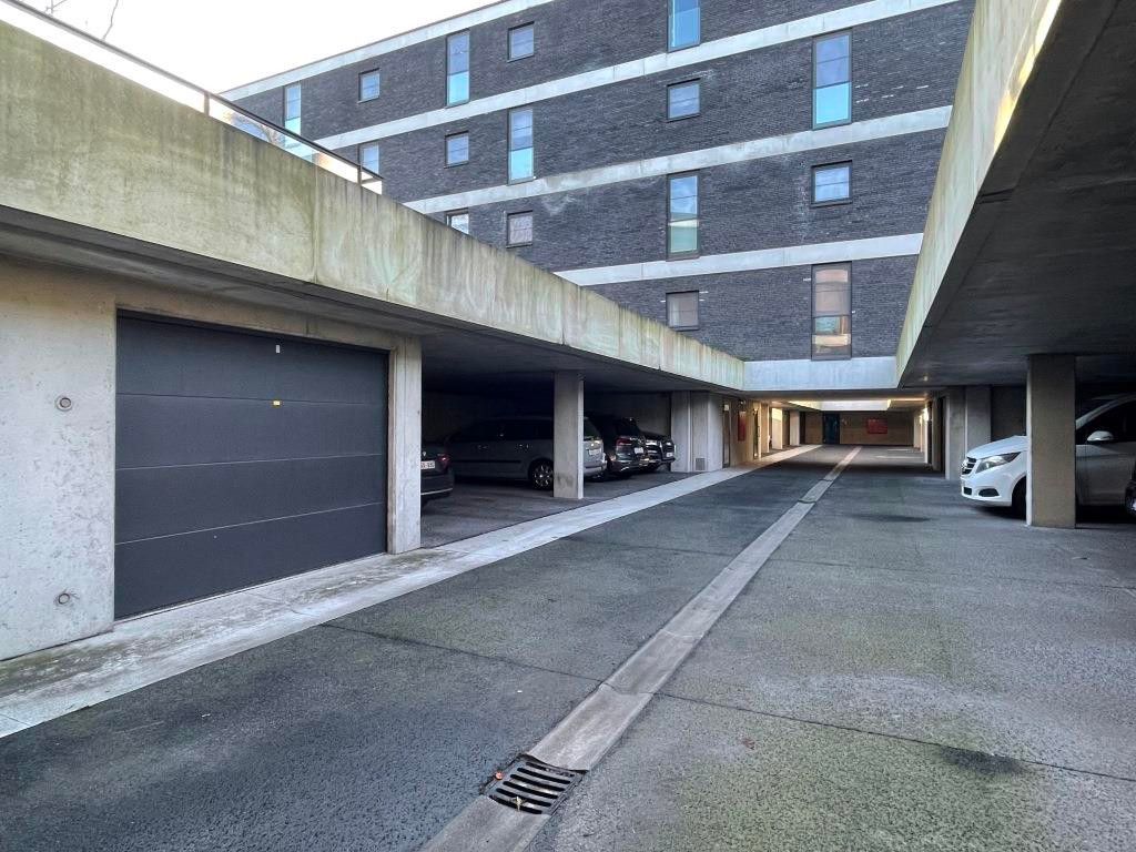 Residentie Silvae is gelegen in een parktuin aan de zuidrand van Gent.  Het appartement (153m²) heeft een terras van 32m², een woonkamer met zicht op het groen en 3 slaapkamers. foto 17