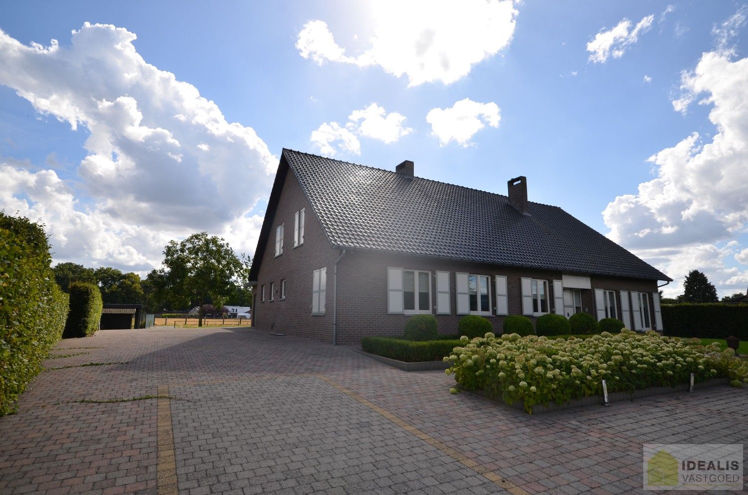 IDEALIS VASTGOED – Charmante, instapklare woning in een groene, rustige omgeving in hartje Hechtel (Hechtel-Eksel) met +-370m² bewoonbare oppervlakte! Deze gezellige woning biedt een aangename leefruimte, maar liefst 5 slaapkamers, 2 badkamers, een praktische indeling én een ruime tuin waar je volop kan genieten van het uitzicht. Het pand bevindt zich op een mooi breed perceel en is ideaal voor wie houdt van rust en privacy, maar toch een vlotte verbinding wenst naar omliggende gemeenten en steden. foto 3
