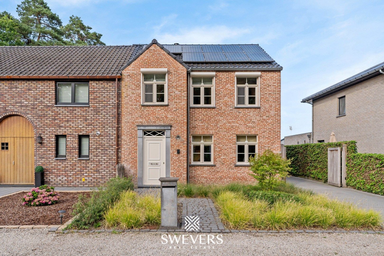 Instapklare en energiezuinige gezinswoning met zwembad op toplocatie in Heusden-Zolder foto {{pictureIndex}}