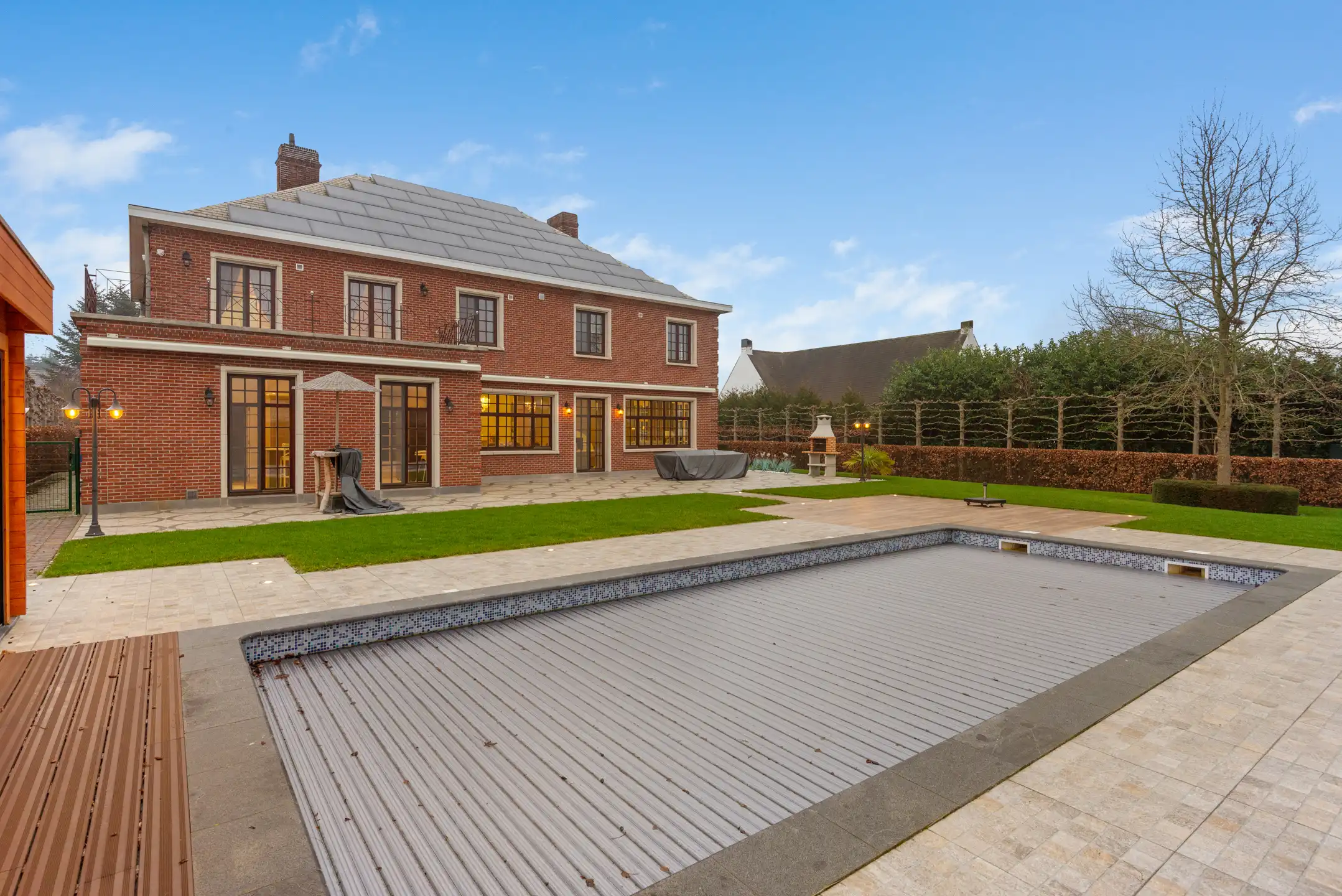 Unieke volledig gerenoveerde Villa met 5 slaapkamers, 2 badkamers, garage, groot terras, ruime tuin, zwembad, fitnessruimte en oprit op een terrein van 16 are 80 ca foto 26