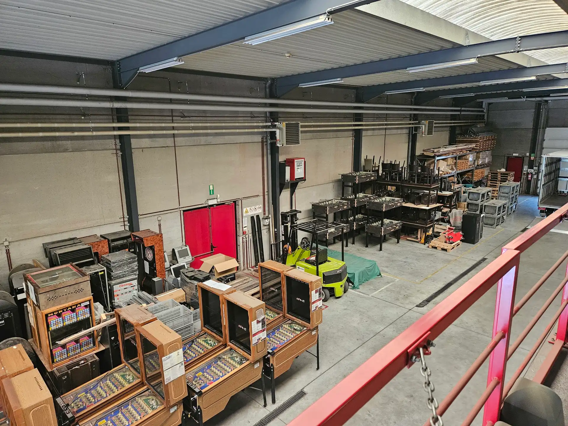 SEMI-INDUSTRIEEL GEBOUW OP ZICHTLOCATIE foto 11