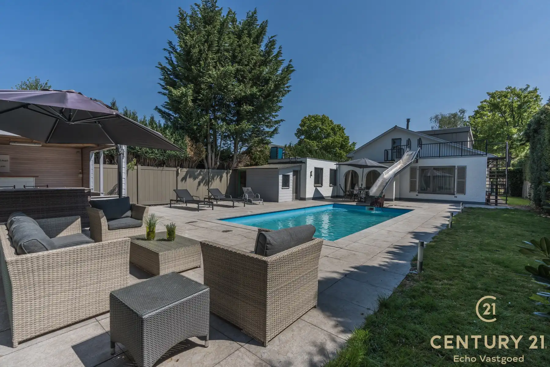 Gerenoveerde vrijstaande villa met verwarmd zwembad foto {{pictureIndex}}