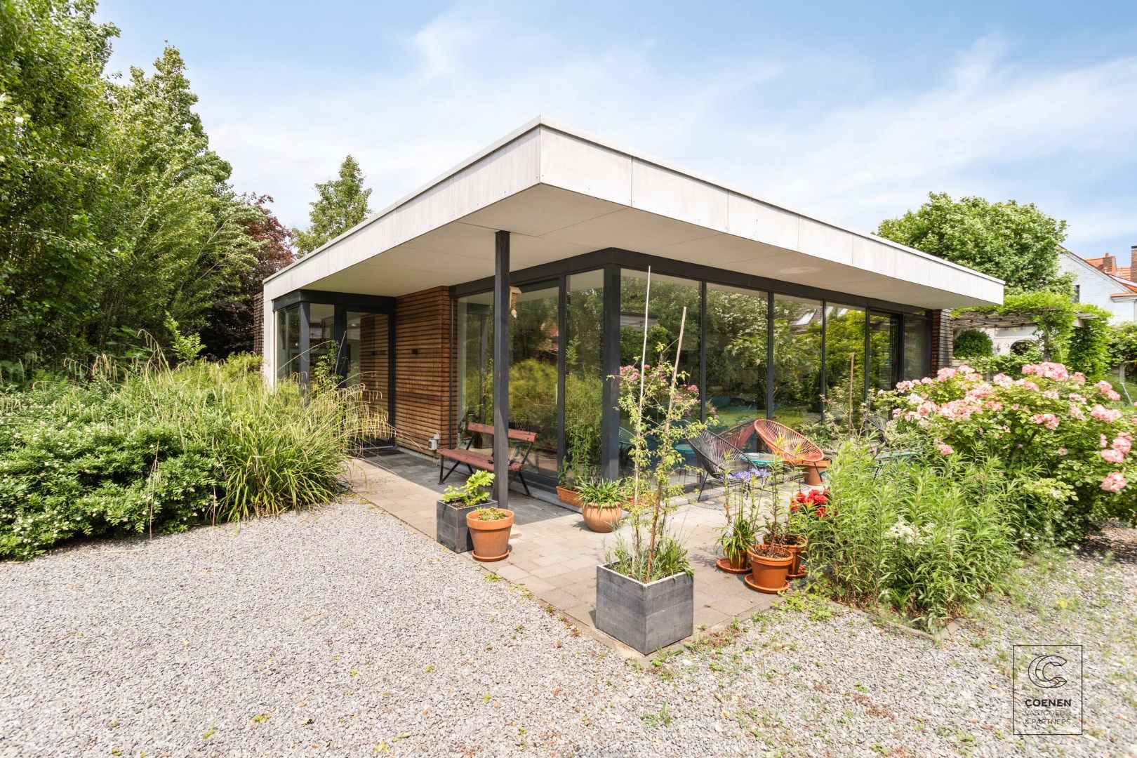 Prachtig, instapklare laagbouwwoning met 4 slaapkamer op een perceel van 995 m²! foto {{pictureIndex}}