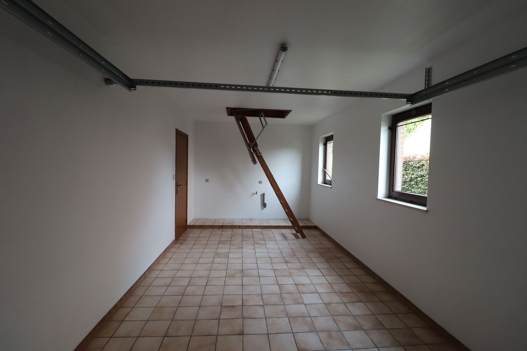Laagbouwwoning met 2 slaapkamers, garage, terras en tuin. foto 14