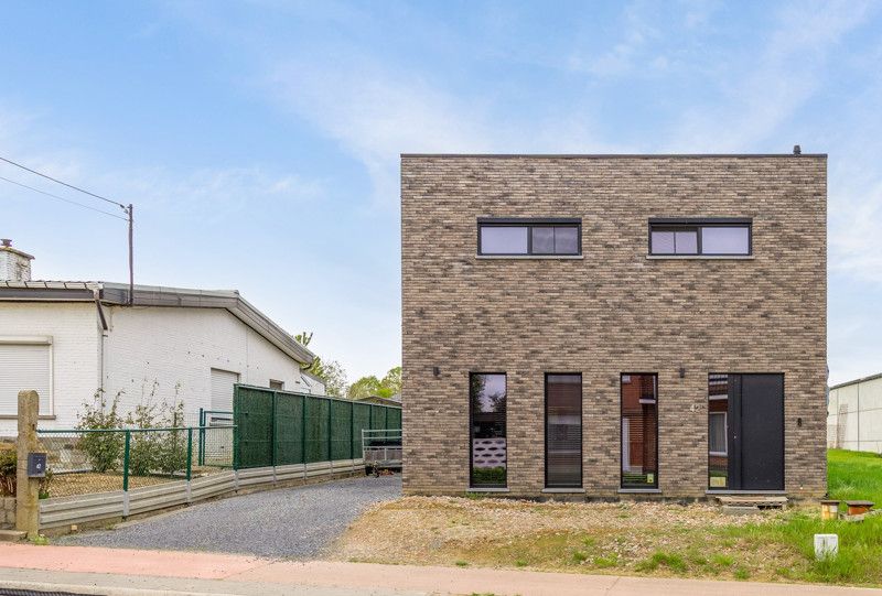 Recente, instapklare woning met garage en zwembad foto 2