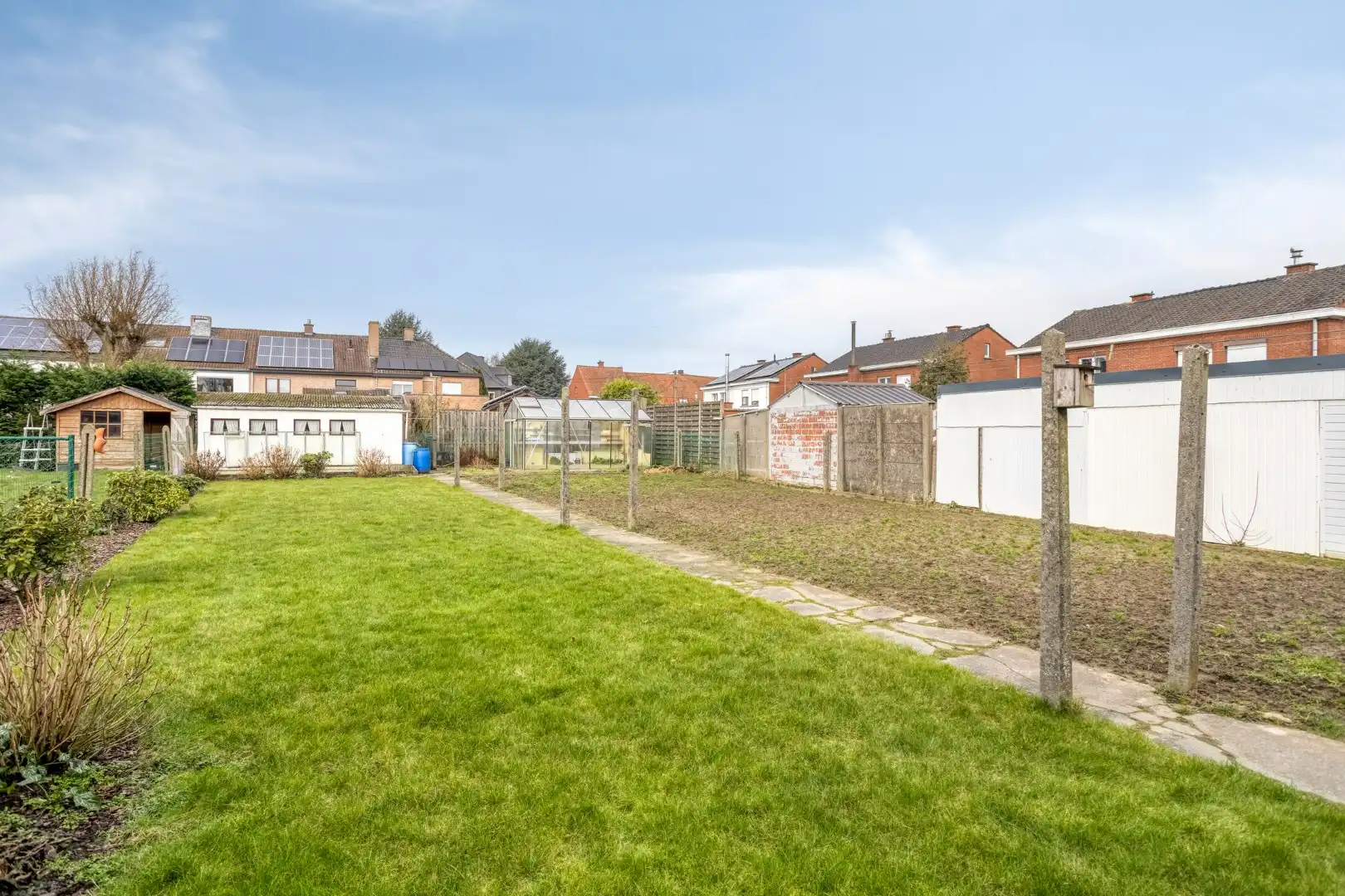 Te renoveren woning met 3 slaapkamers, garage en grote tuin! foto 8