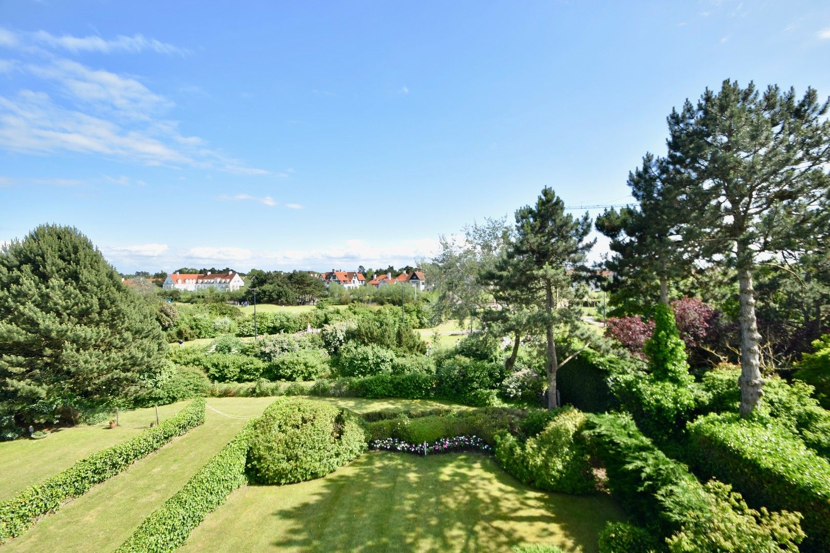 Prachtig gerenoveerd hoekappartement van 164 m2 met fantastisch open zicht op de Approach Golf in het Zoute. foto {{pictureIndex}}