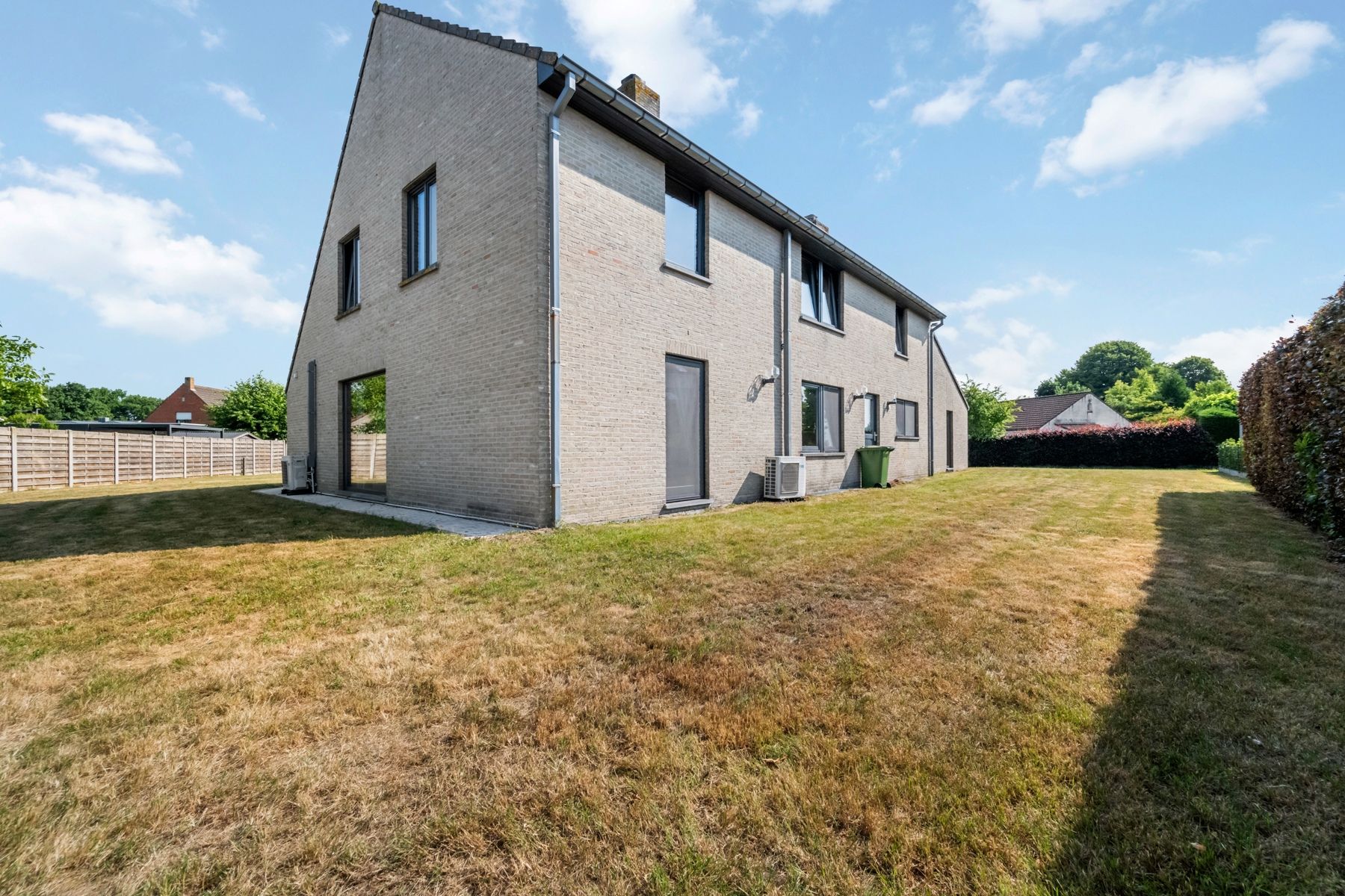 Te Sint-Kruis: Energiezuinige woning met ruimte en comfort. foto 3