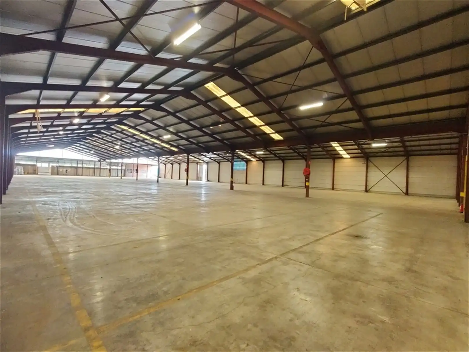 Magazijn met buitenopslagruimte foto 4