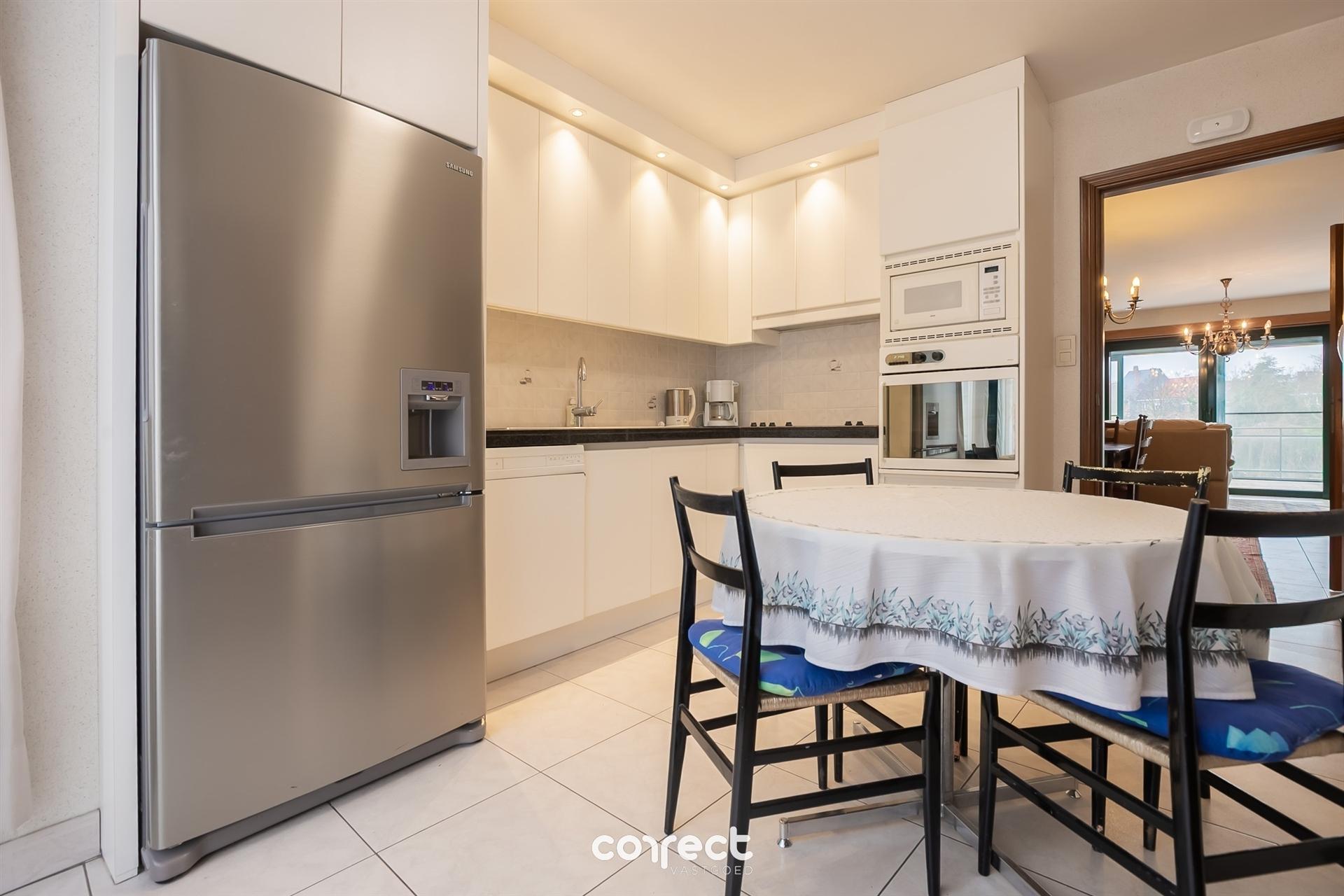 Instapklare gezinswoning met garage voor 3 wagens, terras en ruime zongerichte tuin. foto 4