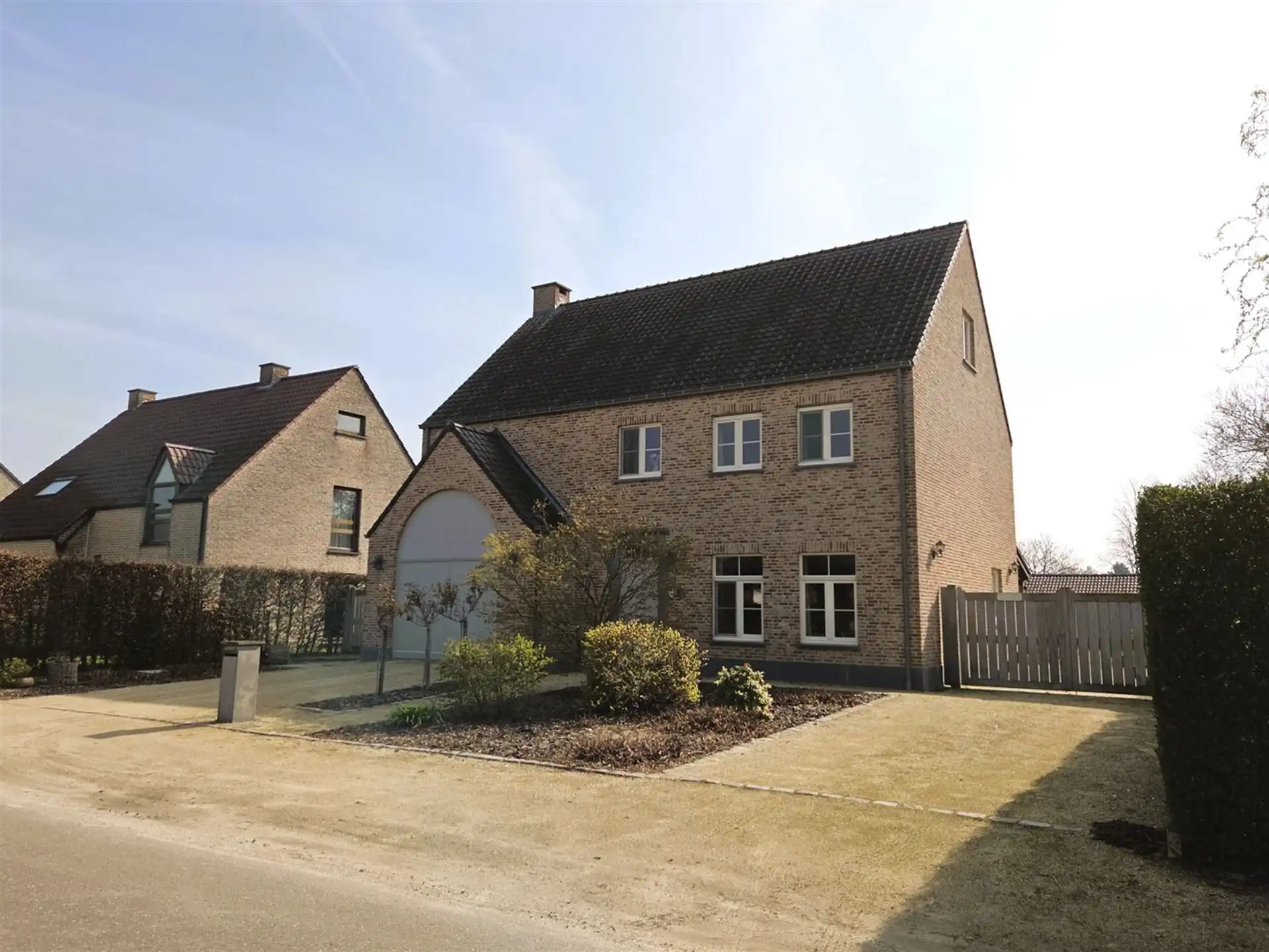 Prachtige villa woning, 5 slaapkamers, 2 badkamers in een zeer rustige straat gelegen foto {{pictureIndex}}
