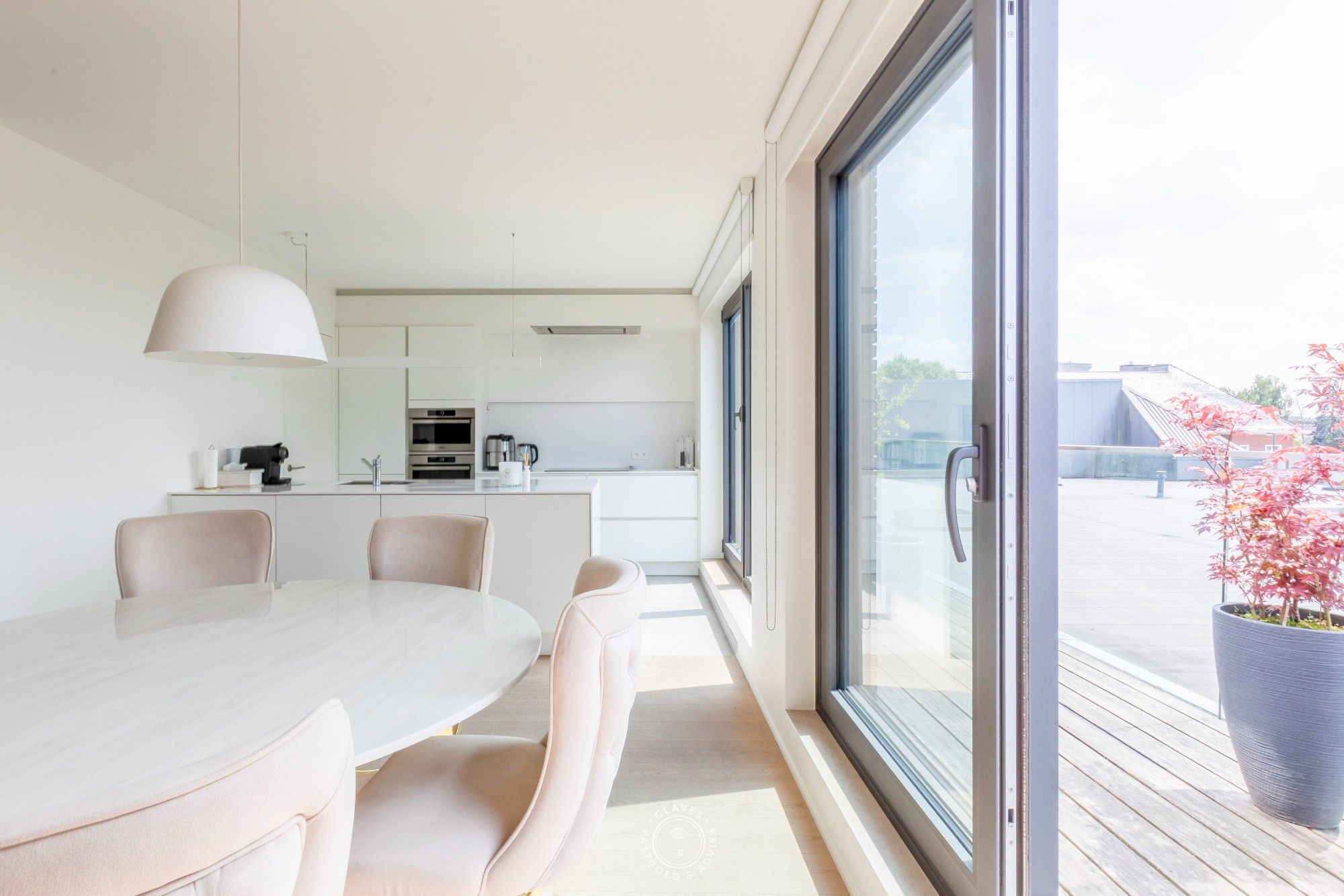 Stijlvol en lichtrijk appartement op toplocatie foto 5