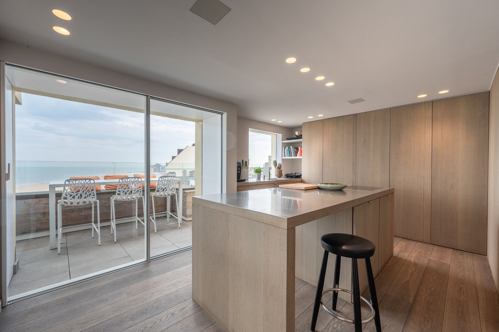 Prachtig hoekappartement met façade van 7m en terras met adembenemend zicht op de Zeedijk in Duinbergen foto 4
