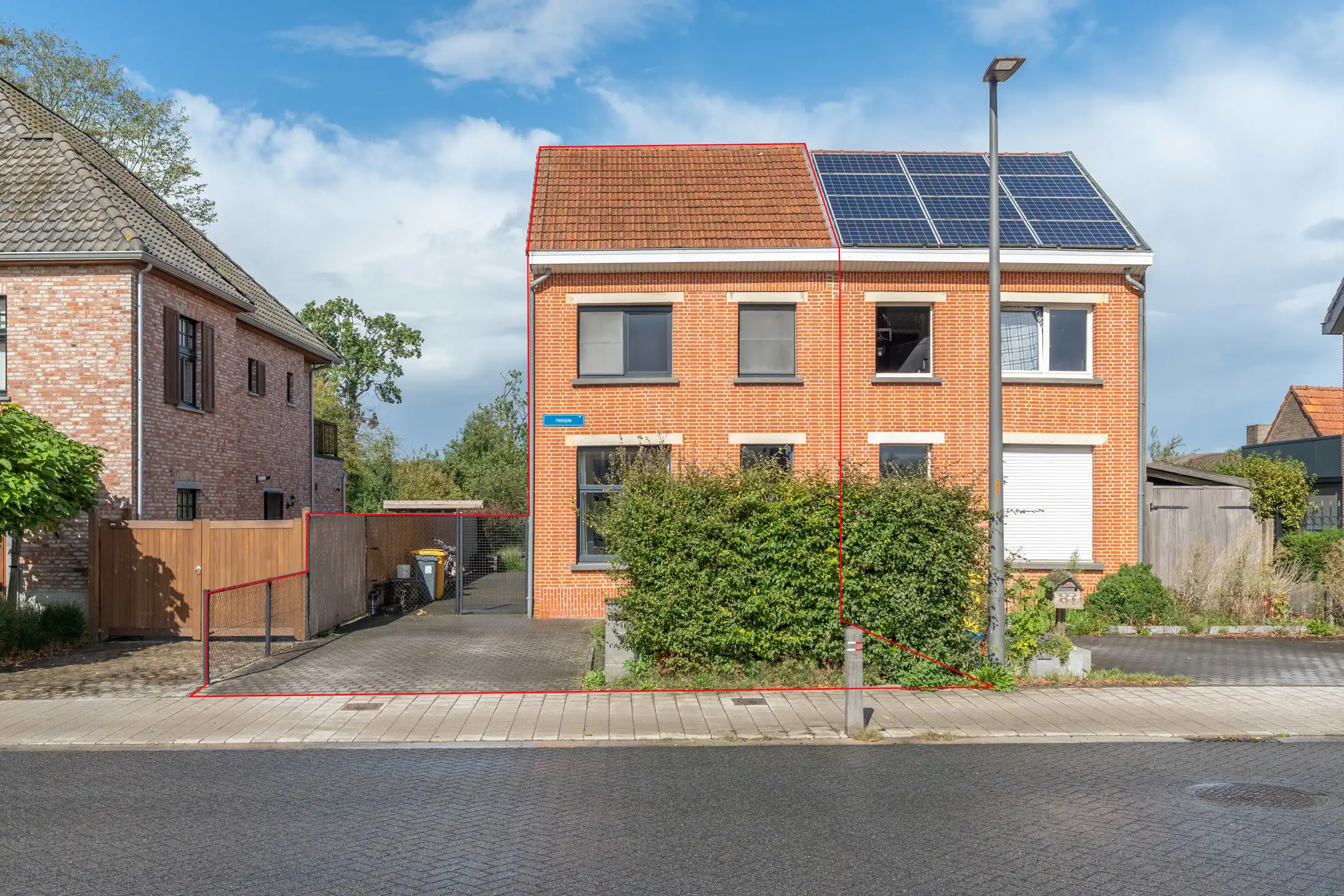 Instapklare 3 slaapkamerwoning met bureau en tuin te Turnhout foto {{pictureIndex}}