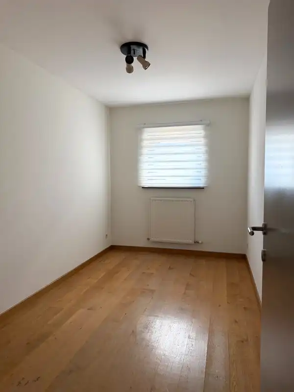 Ruim gelijkvloersappartement met 2 slaapkamers, omheind terras en garage met automatische poort. foto 10