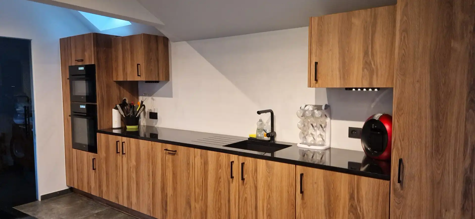 Prachtig  gerenoveerde en rustig gelegen EENGEZINSWONING (2024), bewoonbaar: 192m², met mooie leefruimten, 3 slaapkamers, garage 2 wagens en grote tuin op 14 are 54 ca. foto 9