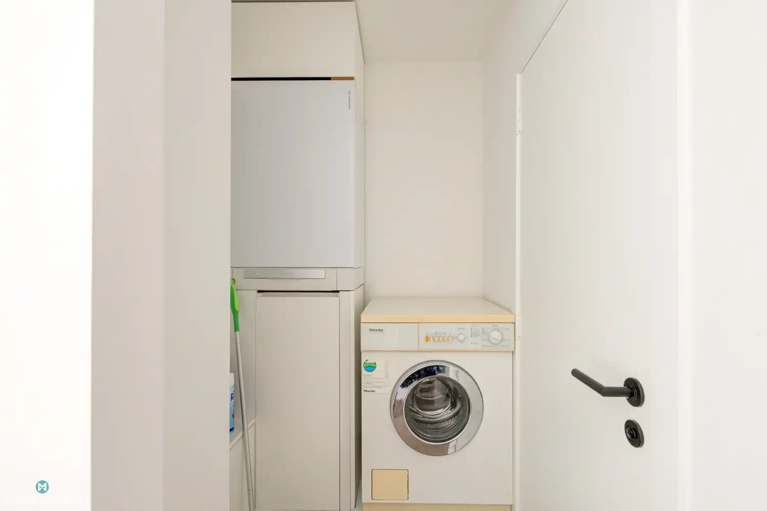 GERENOVEERD APPARTEMENT MET TWEE SLAAPKAMERS, TWEE BALKONS EN ONDERGRONDSE AUTOSTAANPLAATS NABIJ HET CENTRUM VAN HASSELT foto 11