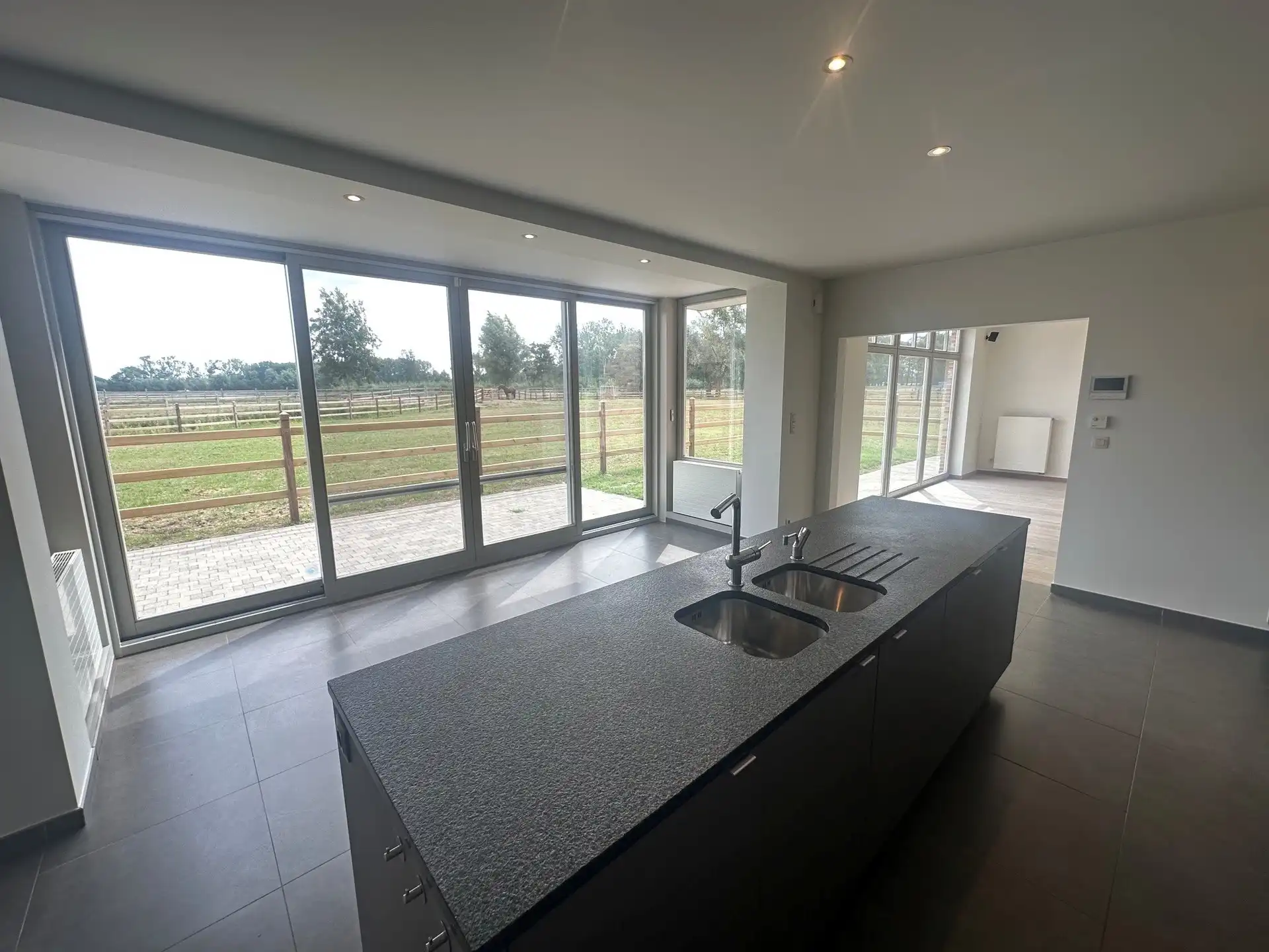 Klassevolle open bebouwing met 4 slaapkamers en prachtig landelijk uitzicht foto 8