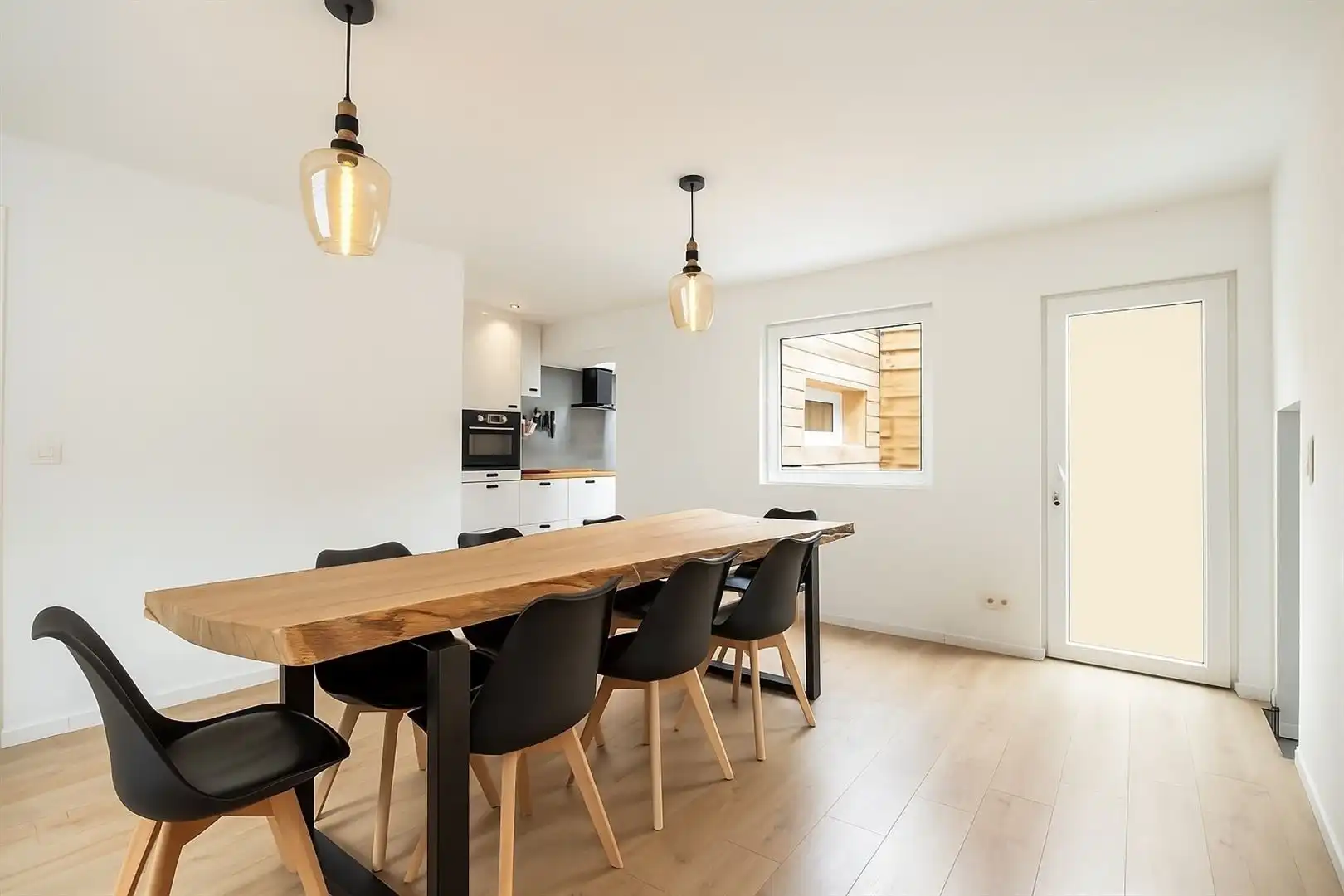 Fijne , recent gerenoveerde starterswoning met  2 slpk foto 3