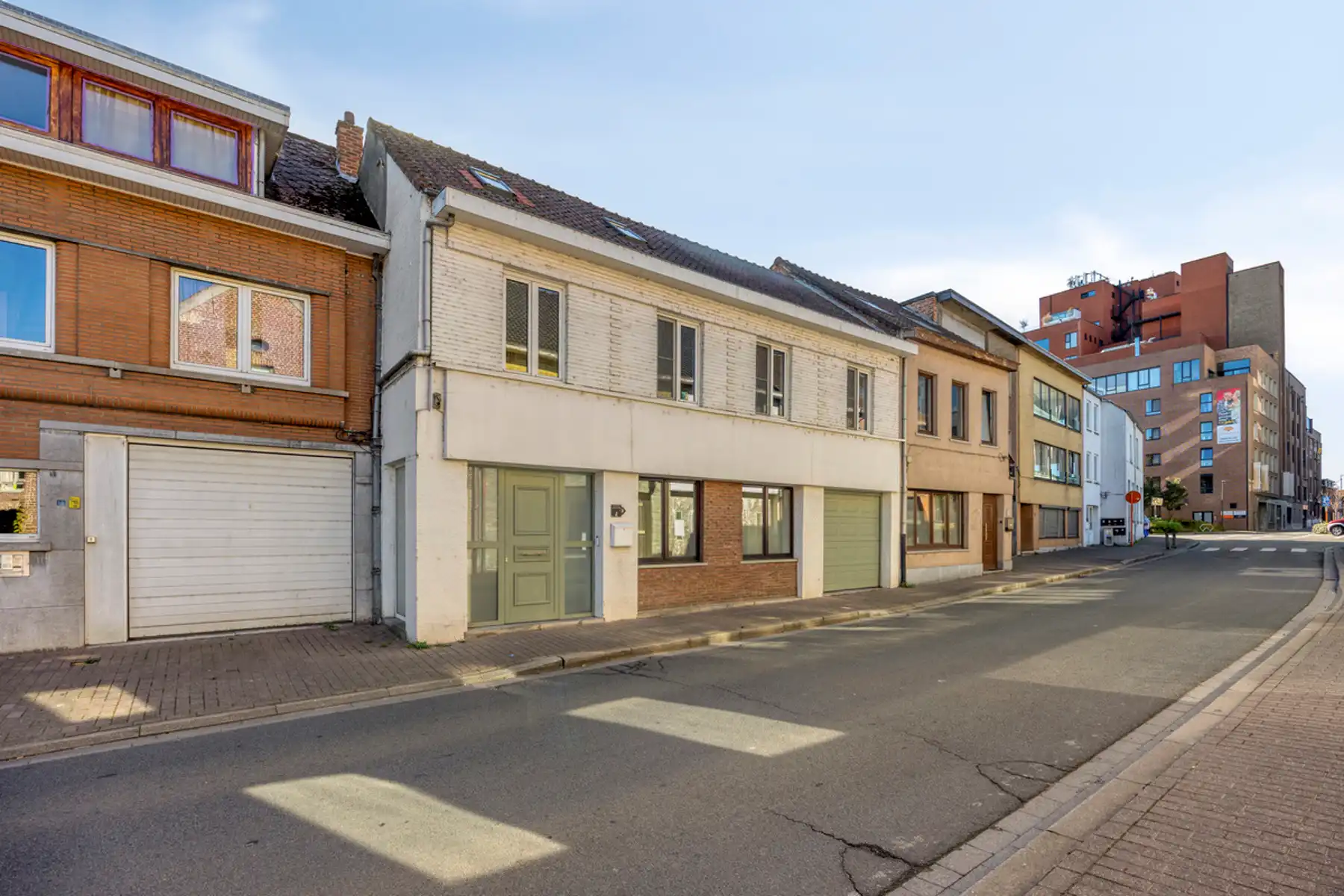 Ruime gerenoveerde centrumwoning met garage foto 3